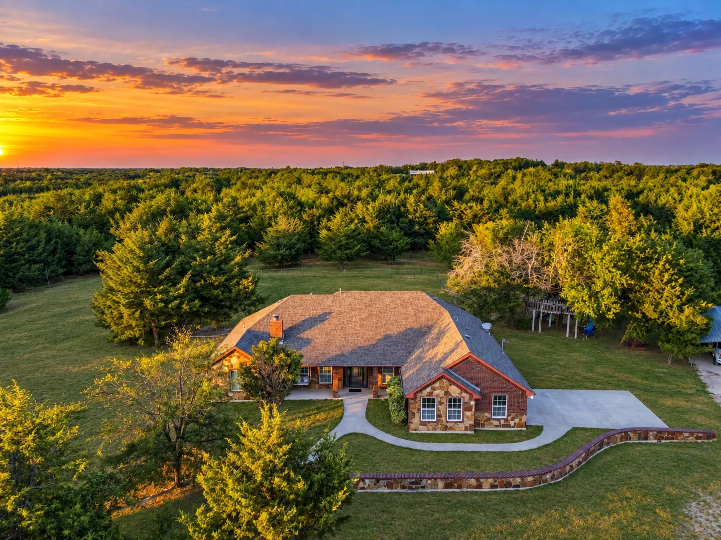 Single Family Residence For Sale in Grayson County , 171 Chestnut Road, Whitewright, Texas 75491, 4 Bedroom, 2 Bathroom, 2 Garage spaces, 2,288 Sqft, built in 2006, mls#21369553, Real Estate Agent in Whitewright, Homes For Sale in Grayson county, Homes For Sale in Whitewright, Realtor in Whitewright Texas, Real Estate Brokerage Independent Realty Texas, Luminita Cordes Realtor