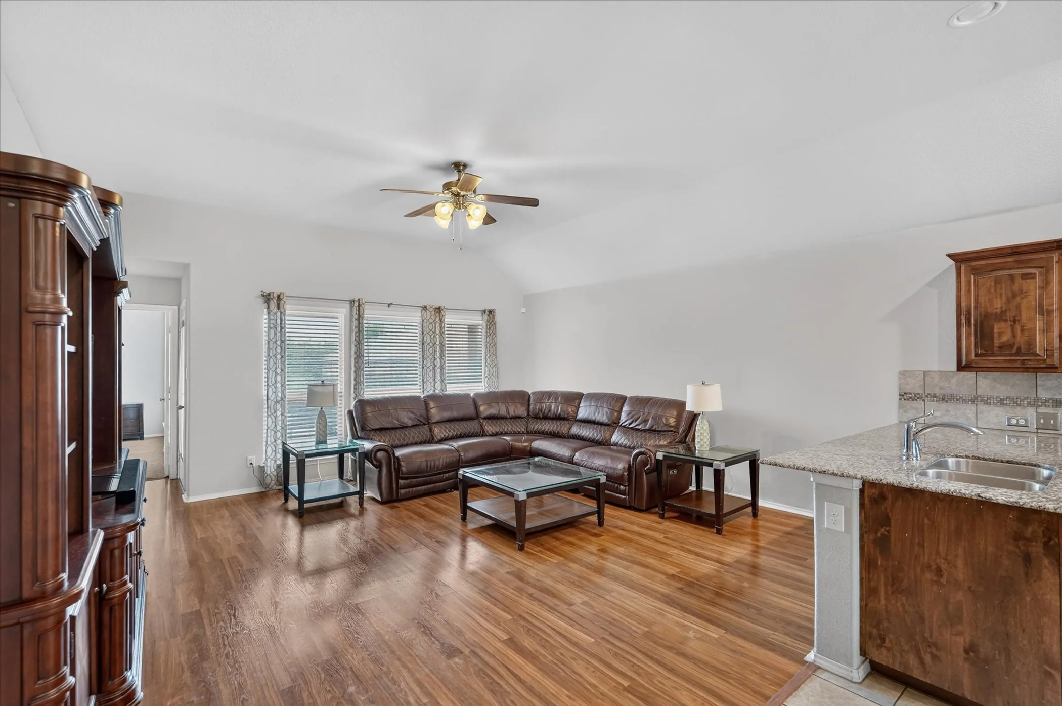 Single Family Residence For Sale in Dallas County , 902 Mockingbird Lane, Glenn Heights, Texas 75154, 3 Bedroom, 3 Bathroom, 2 Garage spaces, 2,358 Sqft, built in 2015, mls#21370406, Real Estate Agent in Glenn Heights, Homes For Sale in Dallas county, Homes For Sale in Glenn Heights, Realtor in Glenn Heights Texas, Real Estate Brokerage Independent Realty Texas, Luminita Cordes Realtor