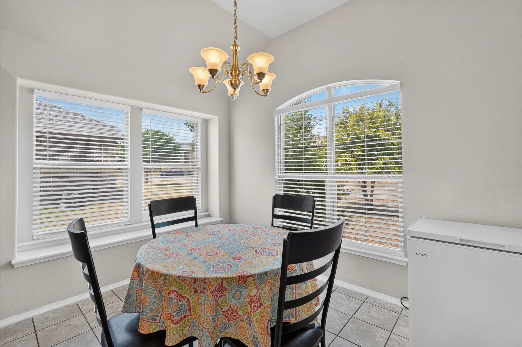 Single Family Residence For Sale in Dallas County , 902 Mockingbird Lane, Glenn Heights, Texas 75154, 3 Bedroom, 3 Bathroom, 2 Garage spaces, 2,358 Sqft, built in 2015, mls#21370406, Real Estate Agent in Glenn Heights, Homes For Sale in Dallas county, Homes For Sale in Glenn Heights, Realtor in Glenn Heights Texas, Real Estate Brokerage Independent Realty Texas, Luminita Cordes Realtor