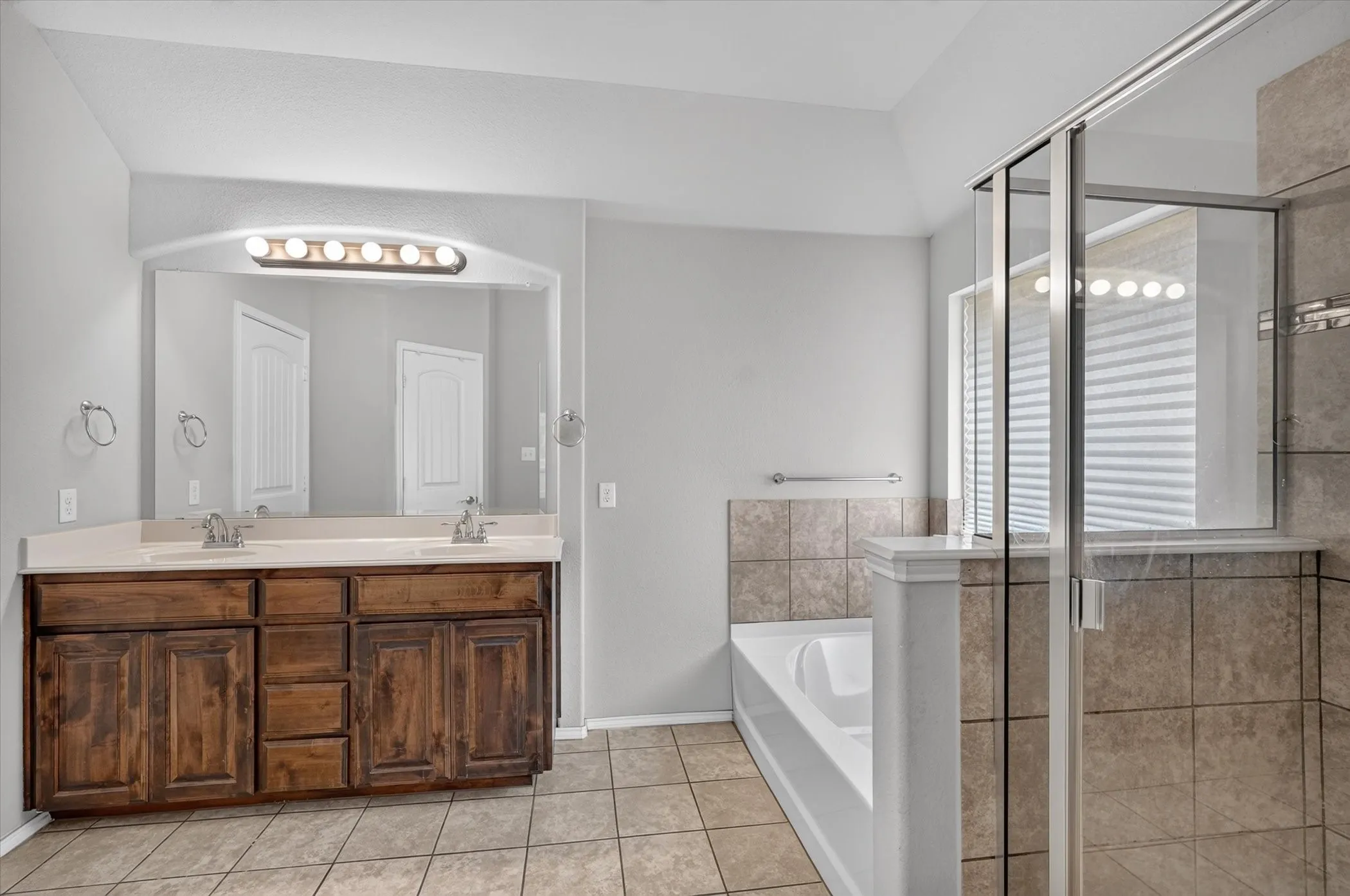 Single Family Residence For Sale in Dallas County , 902 Mockingbird Lane, Glenn Heights, Texas 75154, 3 Bedroom, 3 Bathroom, 2 Garage spaces, 2,358 Sqft, built in 2015, mls#21370406, Real Estate Agent in Glenn Heights, Homes For Sale in Dallas county, Homes For Sale in Glenn Heights, Realtor in Glenn Heights Texas, Real Estate Brokerage Independent Realty Texas, Luminita Cordes Realtor