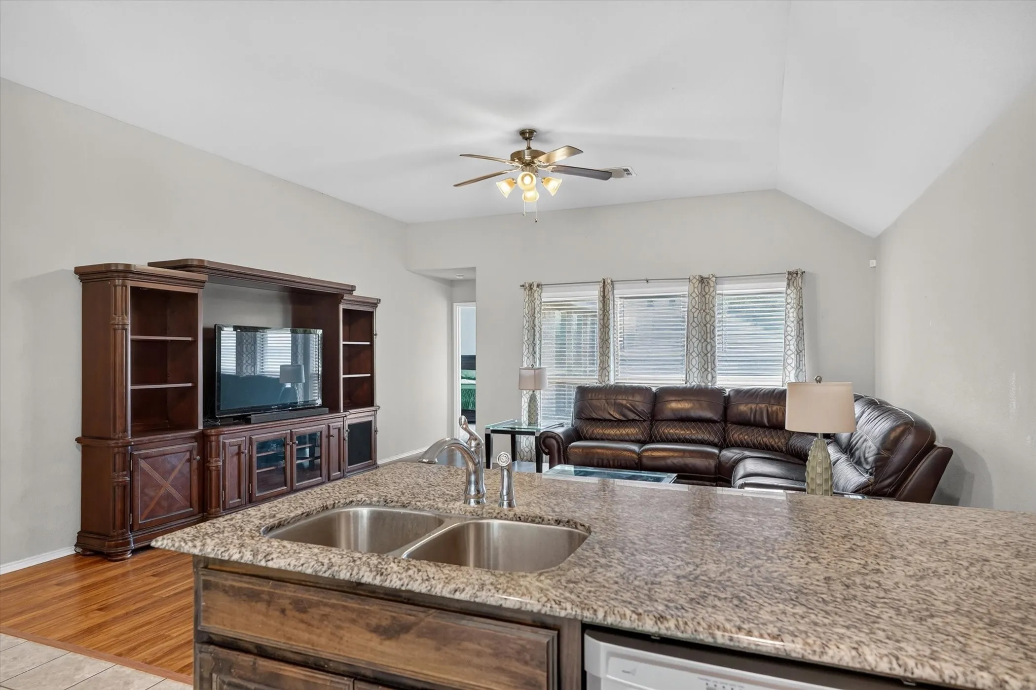 Single Family Residence For Sale in Dallas County , 902 Mockingbird Lane, Glenn Heights, Texas 75154, 3 Bedroom, 3 Bathroom, 2 Garage spaces, 2,358 Sqft, built in 2015, mls#21370406, Real Estate Agent in Glenn Heights, Homes For Sale in Dallas county, Homes For Sale in Glenn Heights, Realtor in Glenn Heights Texas, Real Estate Brokerage Independent Realty Texas, Luminita Cordes Realtor