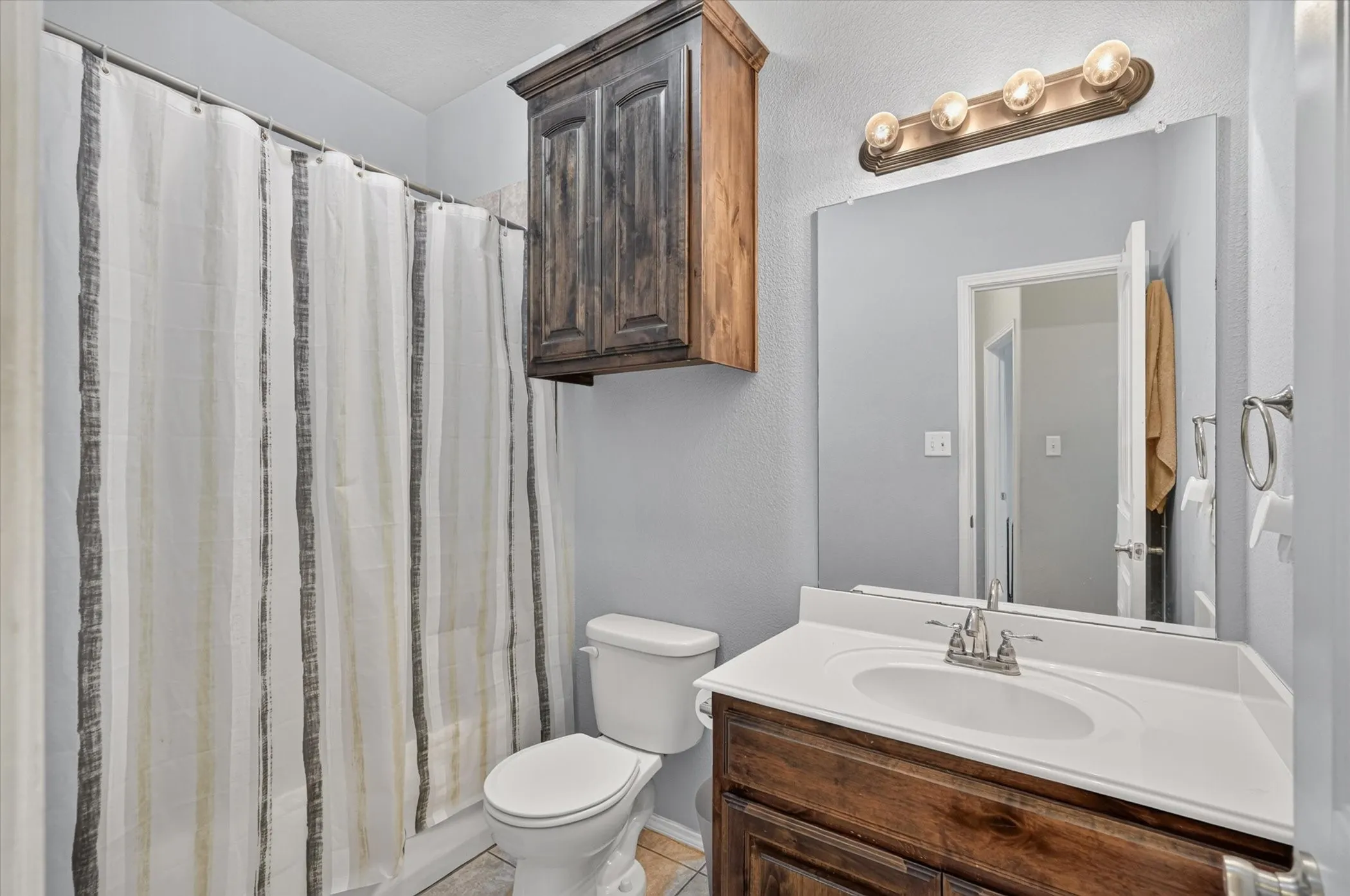 Single Family Residence For Sale in Dallas County , 902 Mockingbird Lane, Glenn Heights, Texas 75154, 3 Bedroom, 3 Bathroom, 2 Garage spaces, 2,358 Sqft, built in 2015, mls#21370406, Real Estate Agent in Glenn Heights, Homes For Sale in Dallas county, Homes For Sale in Glenn Heights, Realtor in Glenn Heights Texas, Real Estate Brokerage Independent Realty Texas, Luminita Cordes Realtor