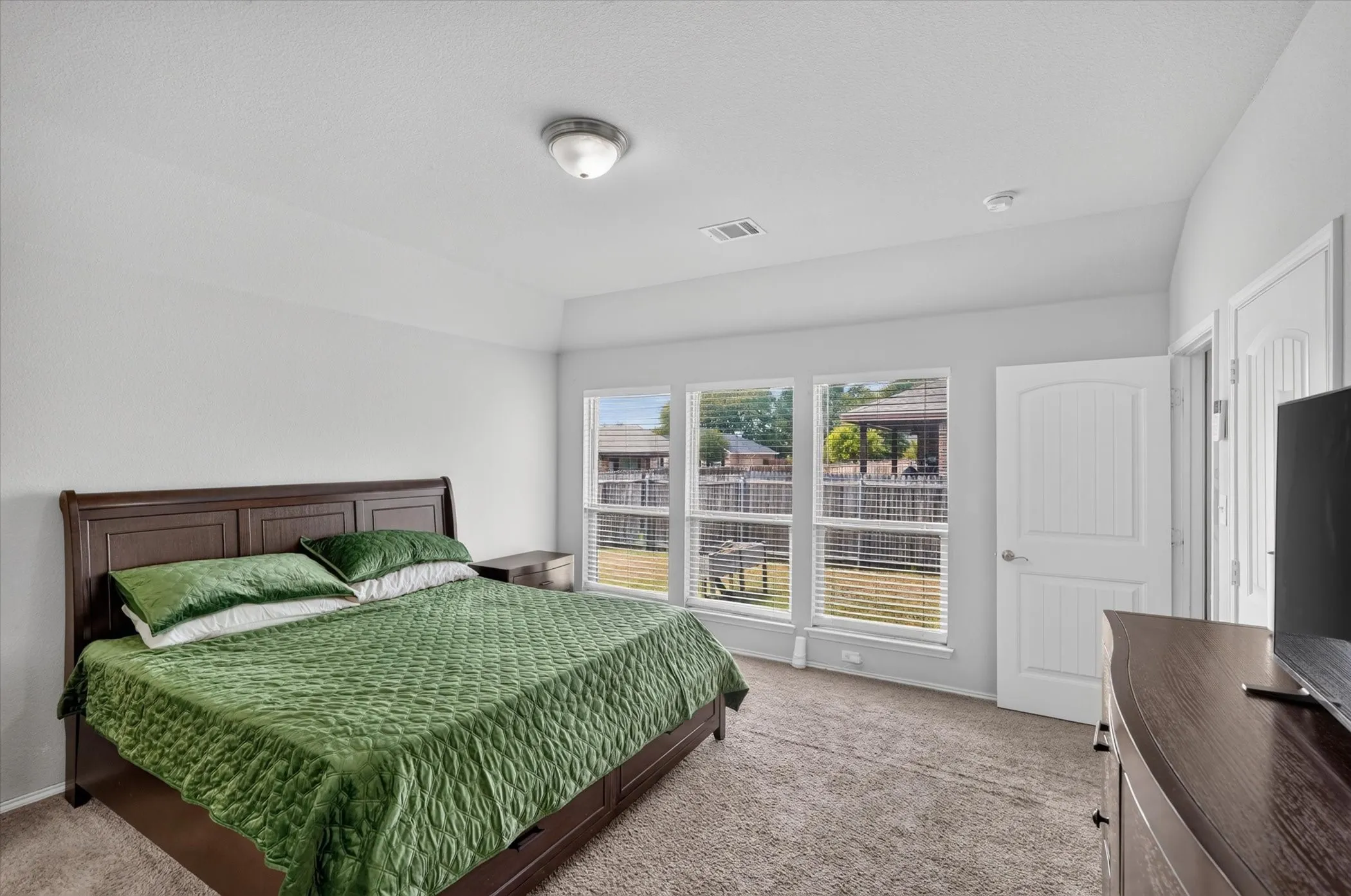 Single Family Residence For Sale in Dallas County , 902 Mockingbird Lane, Glenn Heights, Texas 75154, 3 Bedroom, 3 Bathroom, 2 Garage spaces, 2,358 Sqft, built in 2015, mls#21370406, Real Estate Agent in Glenn Heights, Homes For Sale in Dallas county, Homes For Sale in Glenn Heights, Realtor in Glenn Heights Texas, Real Estate Brokerage Independent Realty Texas, Luminita Cordes Realtor