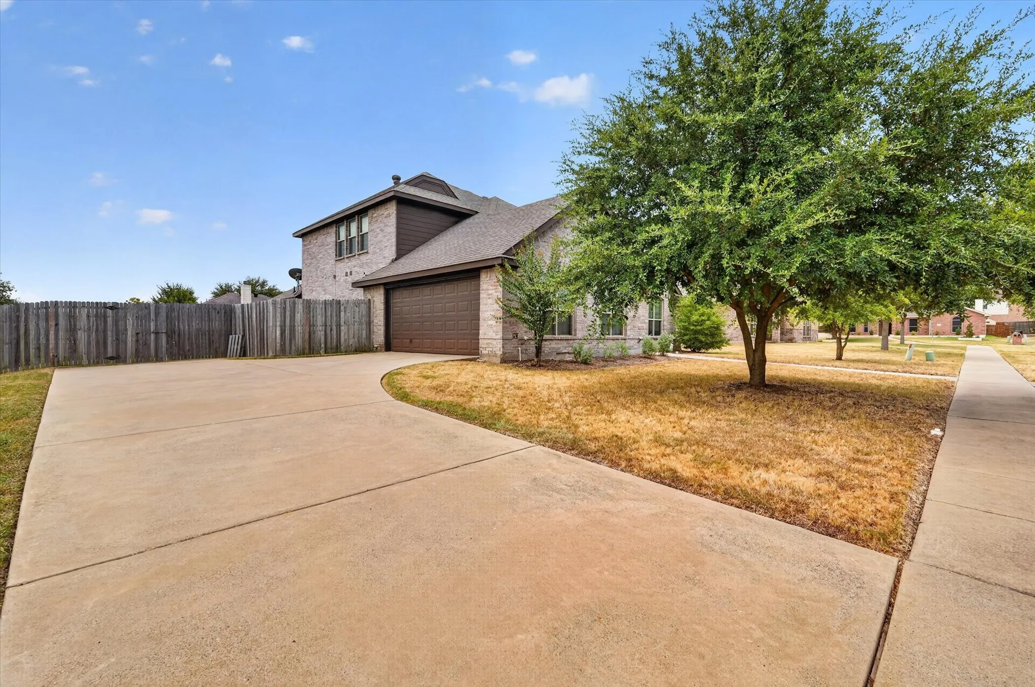 Single Family Residence For Sale in Dallas County , 902 Mockingbird Lane, Glenn Heights, Texas 75154, 3 Bedroom, 3 Bathroom, 2 Garage spaces, 2,358 Sqft, built in 2015, mls#21370406, Real Estate Agent in Glenn Heights, Homes For Sale in Dallas county, Homes For Sale in Glenn Heights, Realtor in Glenn Heights Texas, Real Estate Brokerage Independent Realty Texas, Luminita Cordes Realtor