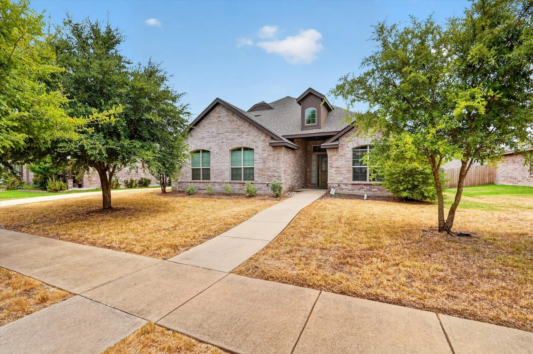 Single Family Residence For Sale in Dallas County , 902 Mockingbird Lane, Glenn Heights, Texas 75154, 3 Bedroom, 3 Bathroom, 2 Garage spaces, 2,358 Sqft, built in 2015, mls#21370406, Real Estate Agent in Glenn Heights, Homes For Sale in Dallas county, Homes For Sale in Glenn Heights, Realtor in Glenn Heights Texas, Real Estate Brokerage Independent Realty Texas, Luminita Cordes Realtor