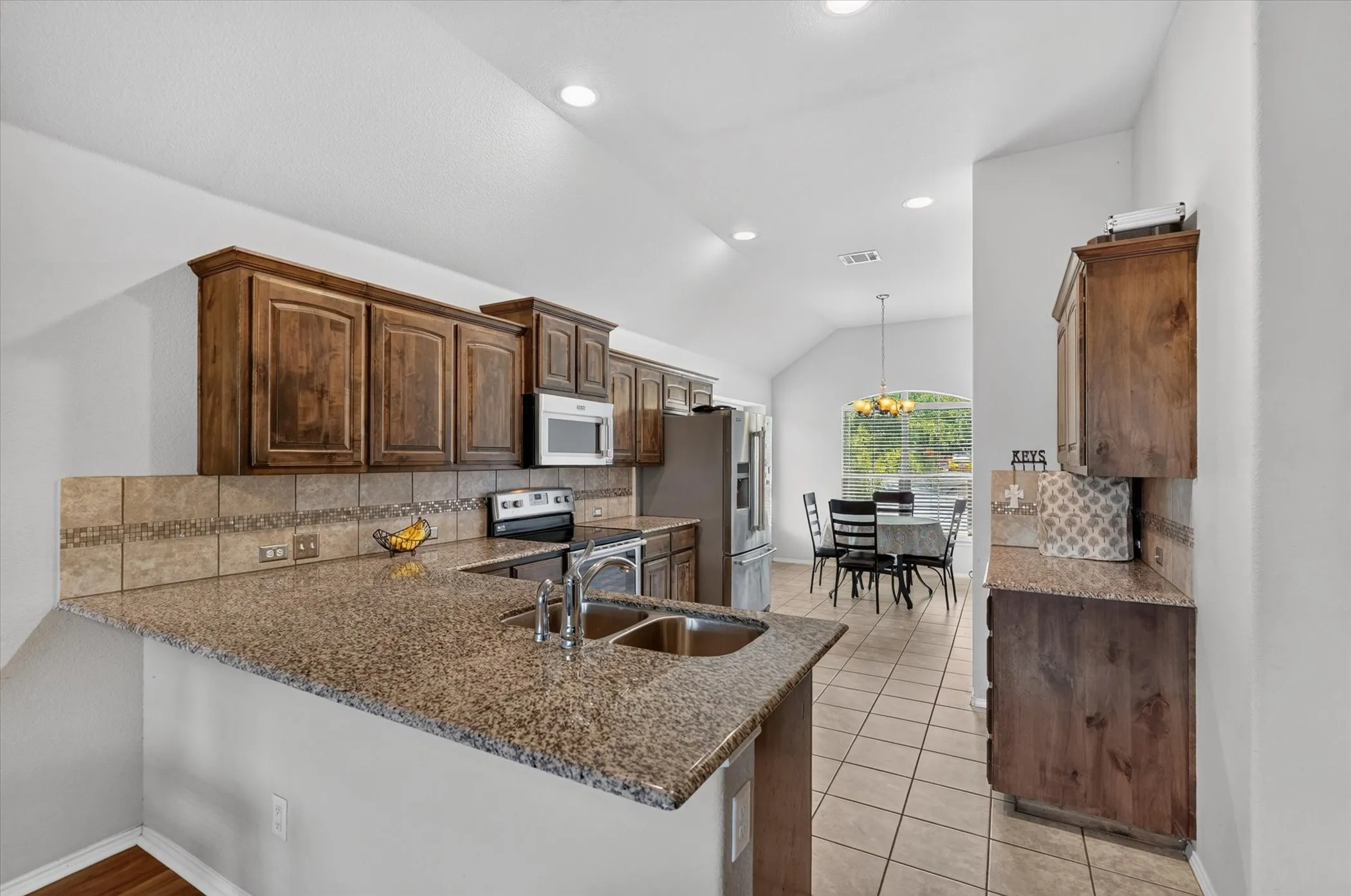 Single Family Residence For Sale in Dallas County , 902 Mockingbird Lane, Glenn Heights, Texas 75154, 3 Bedroom, 3 Bathroom, 2 Garage spaces, 2,358 Sqft, built in 2015, mls#21370406, Real Estate Agent in Glenn Heights, Homes For Sale in Dallas county, Homes For Sale in Glenn Heights, Realtor in Glenn Heights Texas, Real Estate Brokerage Independent Realty Texas, Luminita Cordes Realtor