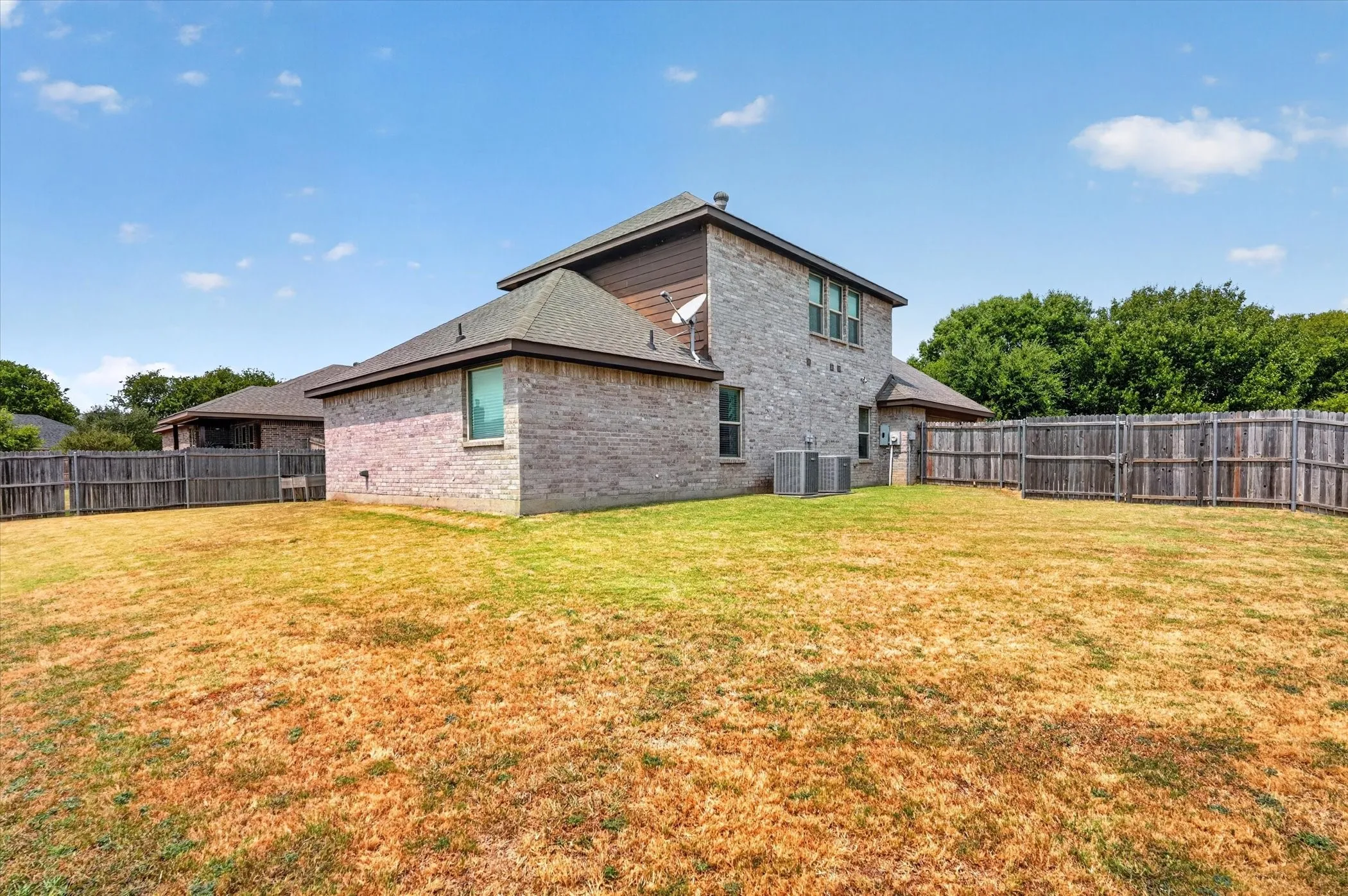 Single Family Residence For Sale in Dallas County , 902 Mockingbird Lane, Glenn Heights, Texas 75154, 3 Bedroom, 3 Bathroom, 2 Garage spaces, 2,358 Sqft, built in 2015, mls#21370406, Real Estate Agent in Glenn Heights, Homes For Sale in Dallas county, Homes For Sale in Glenn Heights, Realtor in Glenn Heights Texas, Real Estate Brokerage Independent Realty Texas, Luminita Cordes Realtor