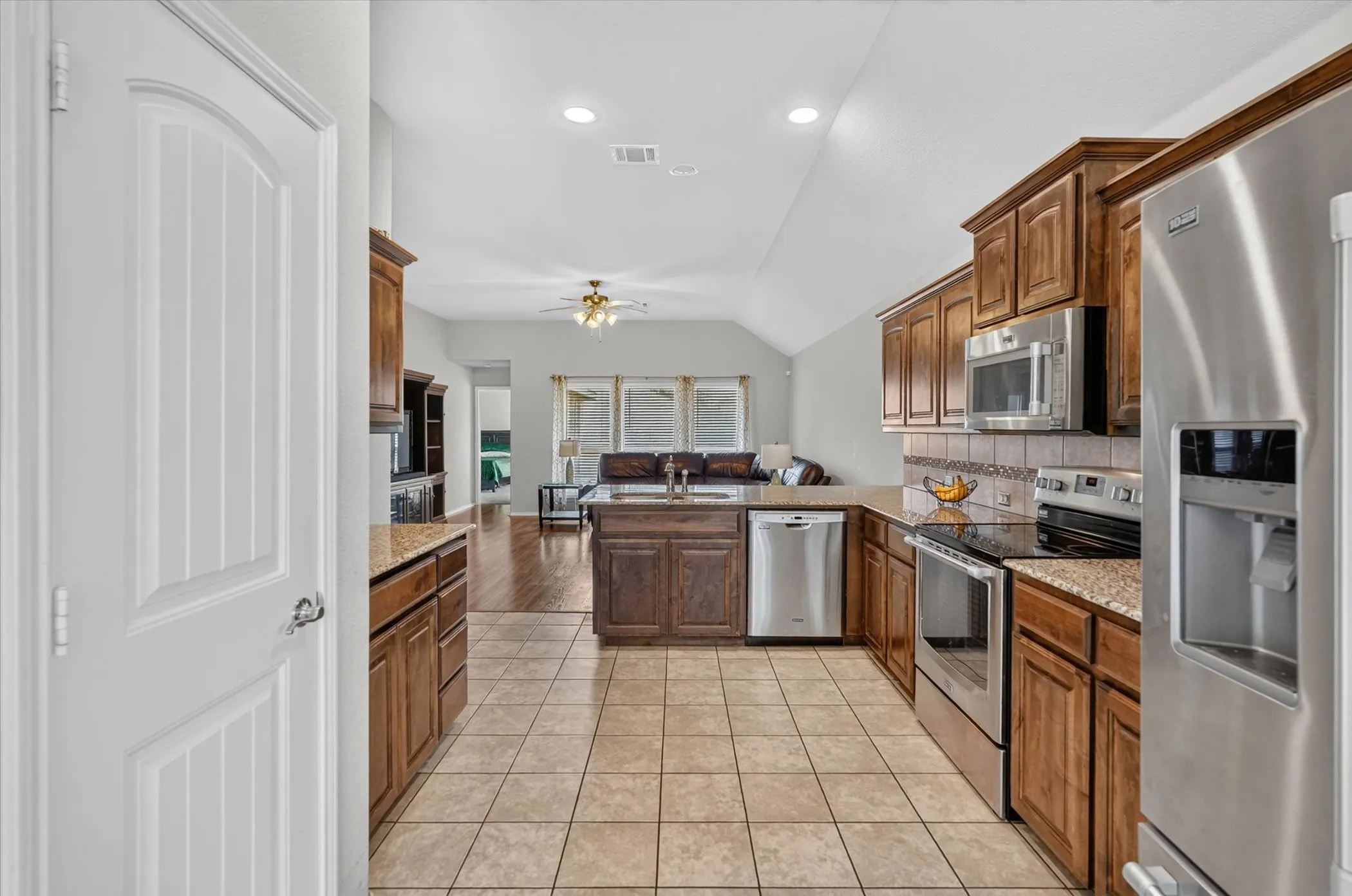 Single Family Residence For Sale in Dallas County , 902 Mockingbird Lane, Glenn Heights, Texas 75154, 3 Bedroom, 3 Bathroom, 2 Garage spaces, 2,358 Sqft, built in 2015, mls#21370406, Real Estate Agent in Glenn Heights, Homes For Sale in Dallas county, Homes For Sale in Glenn Heights, Realtor in Glenn Heights Texas, Real Estate Brokerage Independent Realty Texas, Luminita Cordes Realtor