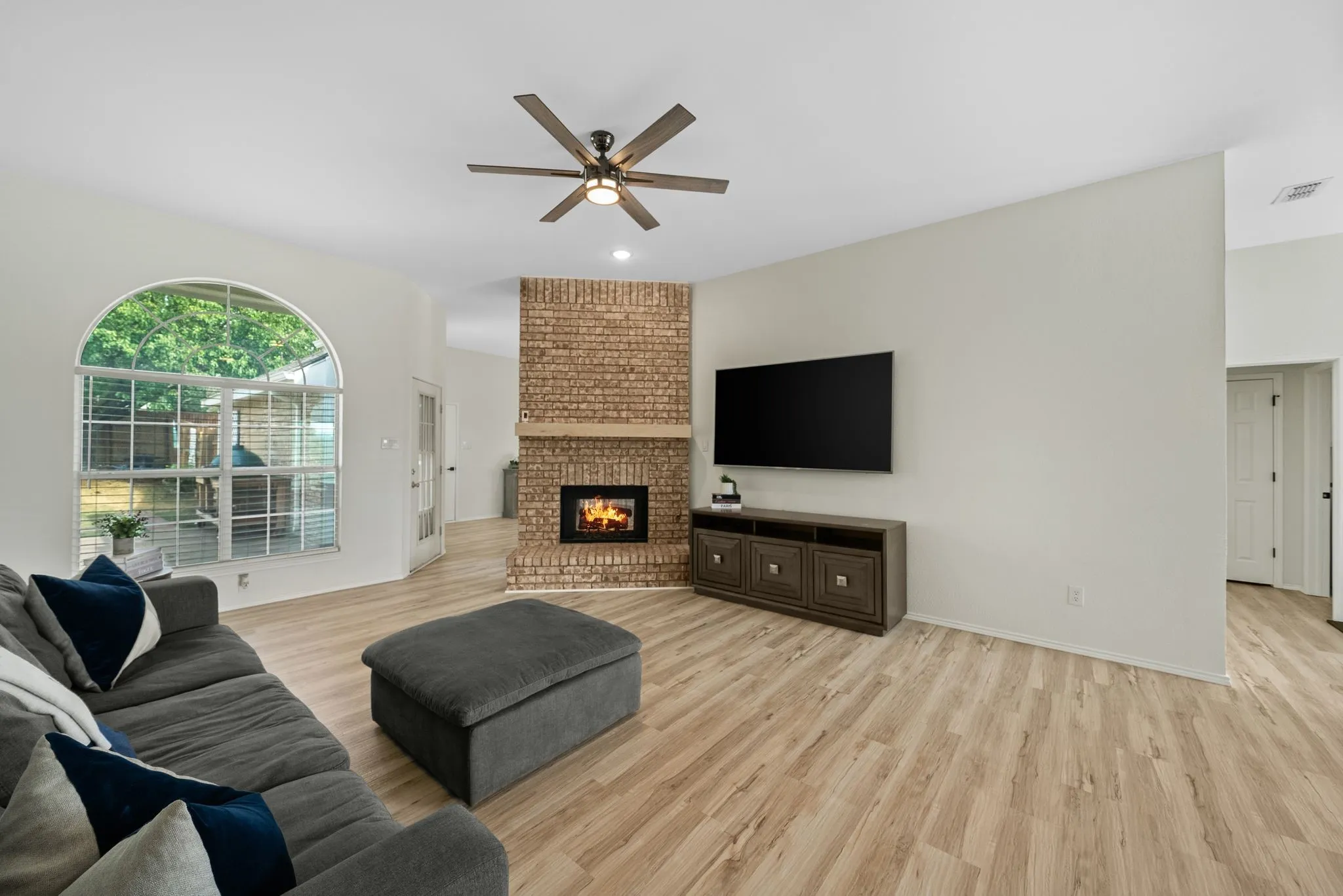 Single Family Residence For Sale in Denton County , 5084 Lakeshore Boulevard, The Colony, Texas 75056, 3 Bedroom, 2 Bathroom, 2 Garage spaces, 1,965 Sqft, built in 1991, mls#21369887, Real Estate Agent in The Colony, Homes For Sale in Denton county, Homes For Sale in The Colony, Realtor in The Colony Texas, Real Estate Brokerage Independent Realty Texas, Luminita Cordes Realtor