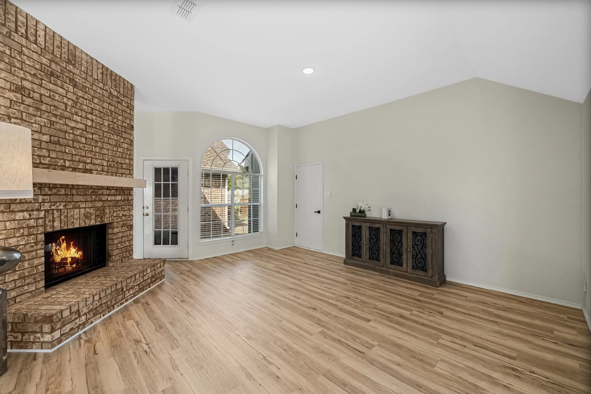 Single Family Residence For Sale in Denton County , 5084 Lakeshore Boulevard, The Colony, Texas 75056, 3 Bedroom, 2 Bathroom, 2 Garage spaces, 1,965 Sqft, built in 1991, mls#21369887, Real Estate Agent in The Colony, Homes For Sale in Denton county, Homes For Sale in The Colony, Realtor in The Colony Texas, Real Estate Brokerage Independent Realty Texas, Luminita Cordes Realtor