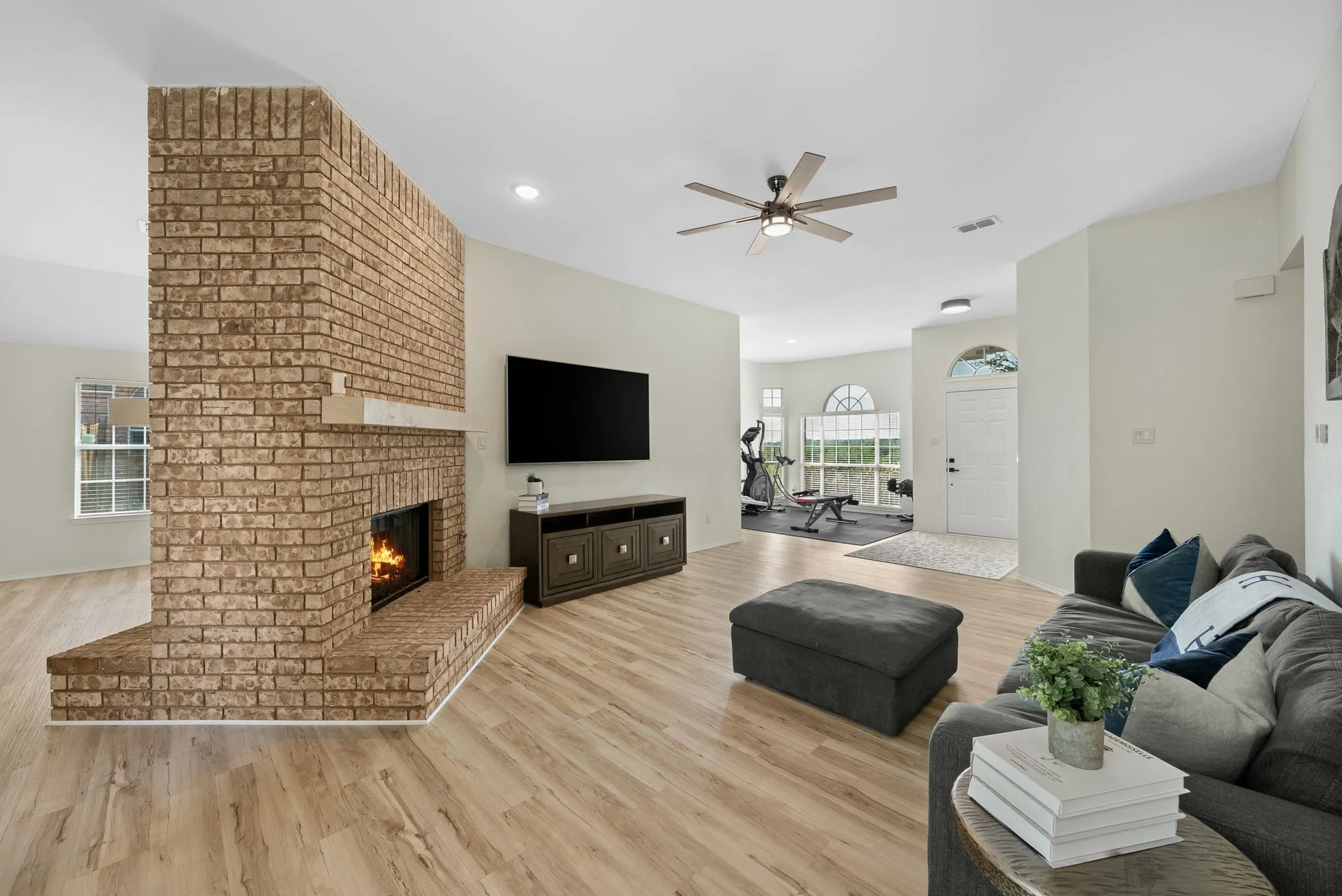 Single Family Residence For Sale in Denton County , 5084 Lakeshore Boulevard, The Colony, Texas 75056, 3 Bedroom, 2 Bathroom, 2 Garage spaces, 1,965 Sqft, built in 1991, mls#21369887, Real Estate Agent in The Colony, Homes For Sale in Denton county, Homes For Sale in The Colony, Realtor in The Colony Texas, Real Estate Brokerage Independent Realty Texas, Luminita Cordes Realtor
