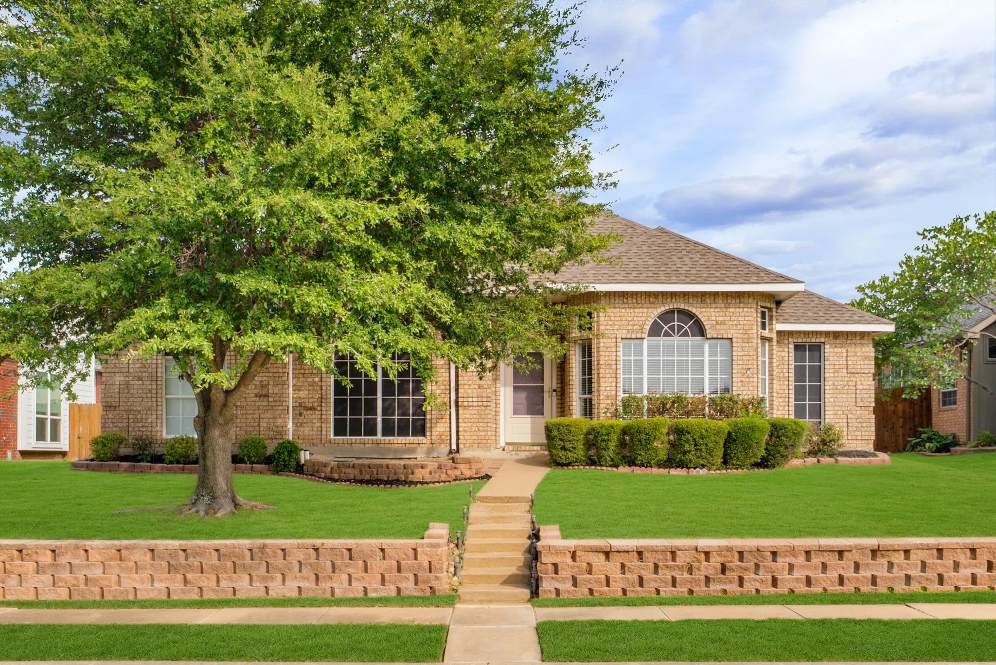 Single Family Residence For Sale in Denton County , 5084 Lakeshore Boulevard, The Colony, Texas 75056, 3 Bedroom, 2 Bathroom, 2 Garage spaces, 1,965 Sqft, built in 1991, mls#21369887, Real Estate Agent in The Colony, Homes For Sale in Denton county, Homes For Sale in The Colony, Realtor in The Colony Texas, Real Estate Brokerage Independent Realty Texas, Luminita Cordes Realtor