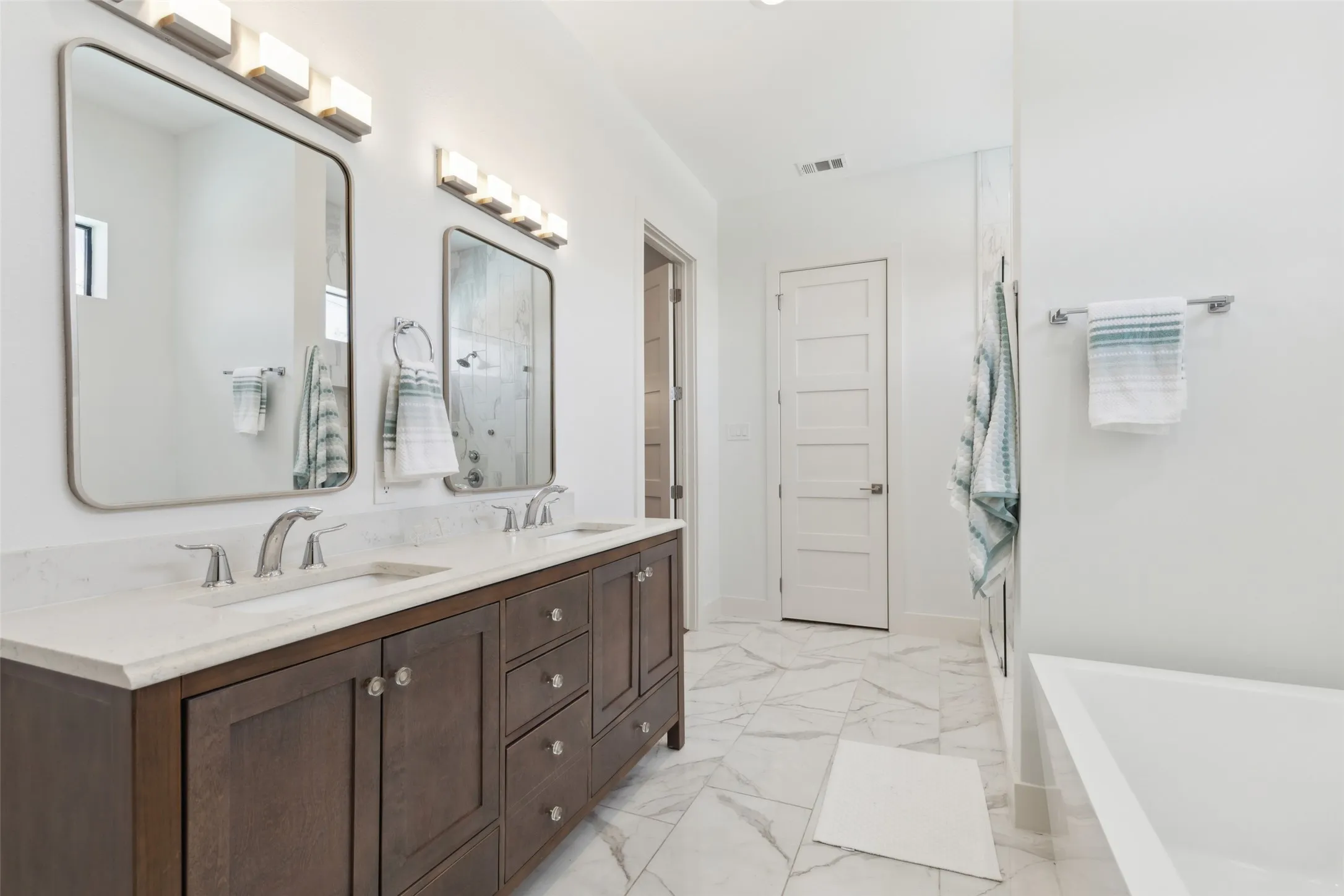 Single Family Residence For Rent in Dallas County , 6441 Royalton Drive, Dallas, Texas 75230, 6 Bedroom, 7 Bathroom, 3 Garage spaces, 5,635 Sqft, built in 2022, mls#21371331, Real Estate Agent in Dallas, Homes For Rent in Dallas county, Homes For Rent in Dallas, Realtor in Dallas Texas, Real Estate Brokerage Independent Realty Texas, Luminita Cordes Realtor