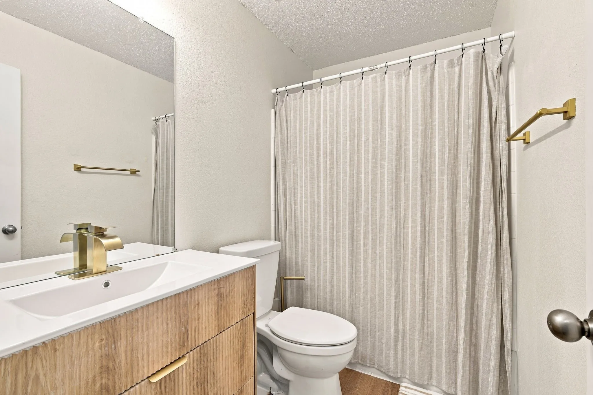 Full Bathroom Upstairs