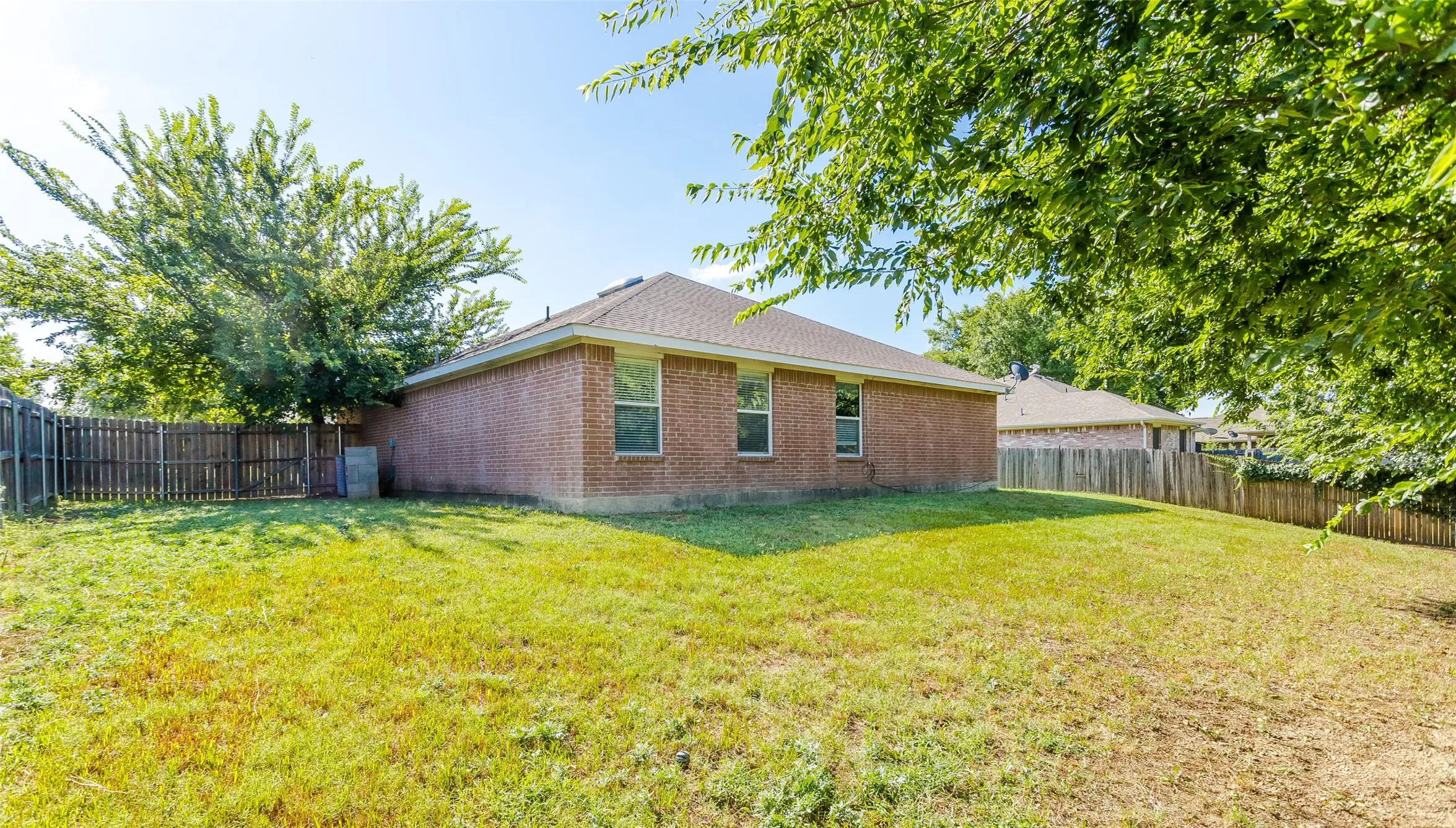 Single Family Residence For Rent in Ellis County , 1513 S 3rd Street S, Midlothian, Texas 76065, 3 Bedroom, 2 Bathroom, 2 Garage spaces, 1,596 Sqft, built in 2002, mls#21371348, Real Estate Agent in Midlothian, Homes For Rent in Ellis county, Homes For Rent in Midlothian, Realtor in Midlothian Texas, Real Estate Brokerage Independent Realty Texas, Luminita Cordes Realtor