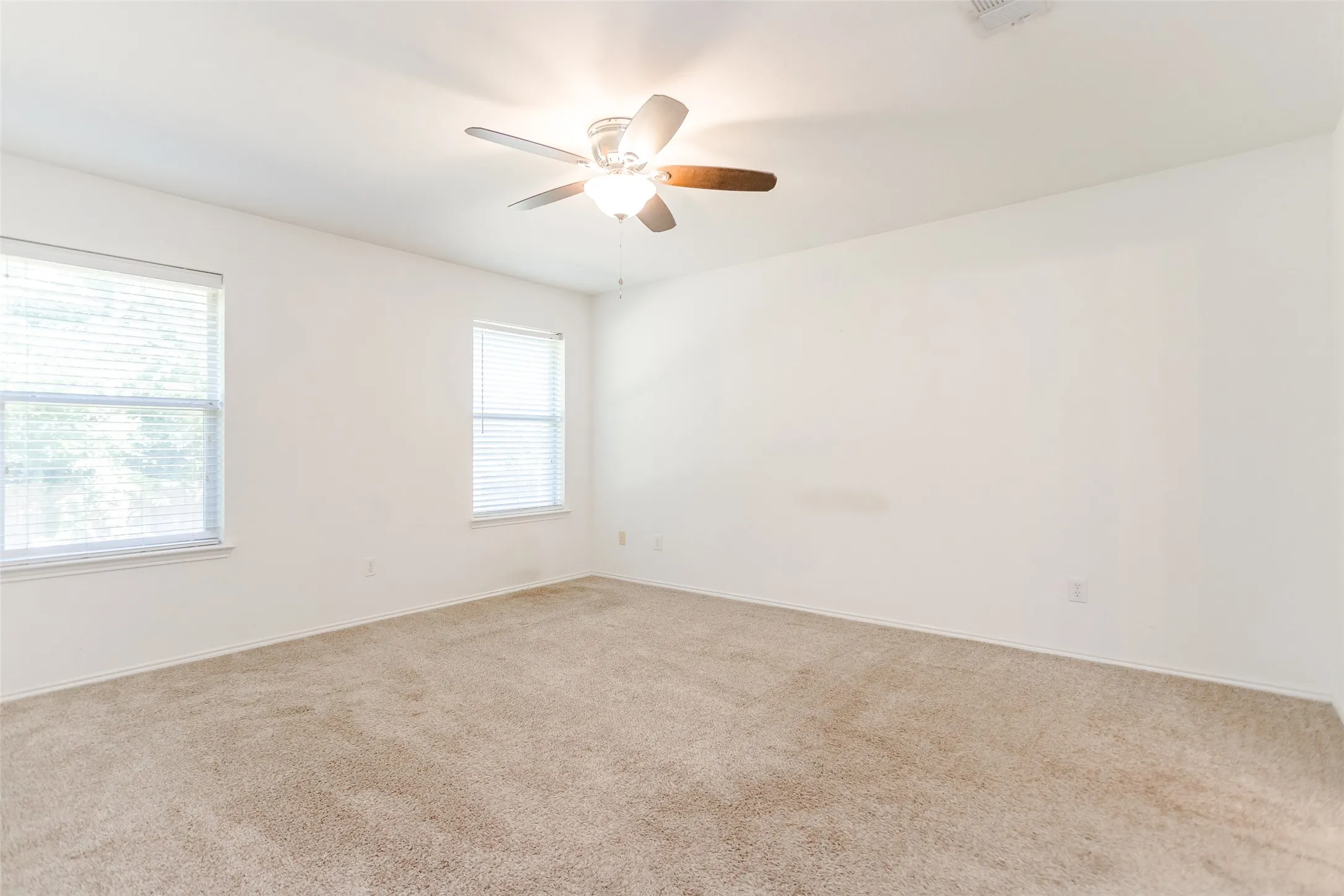 Unfurnished room with carpet floors and ceiling fan