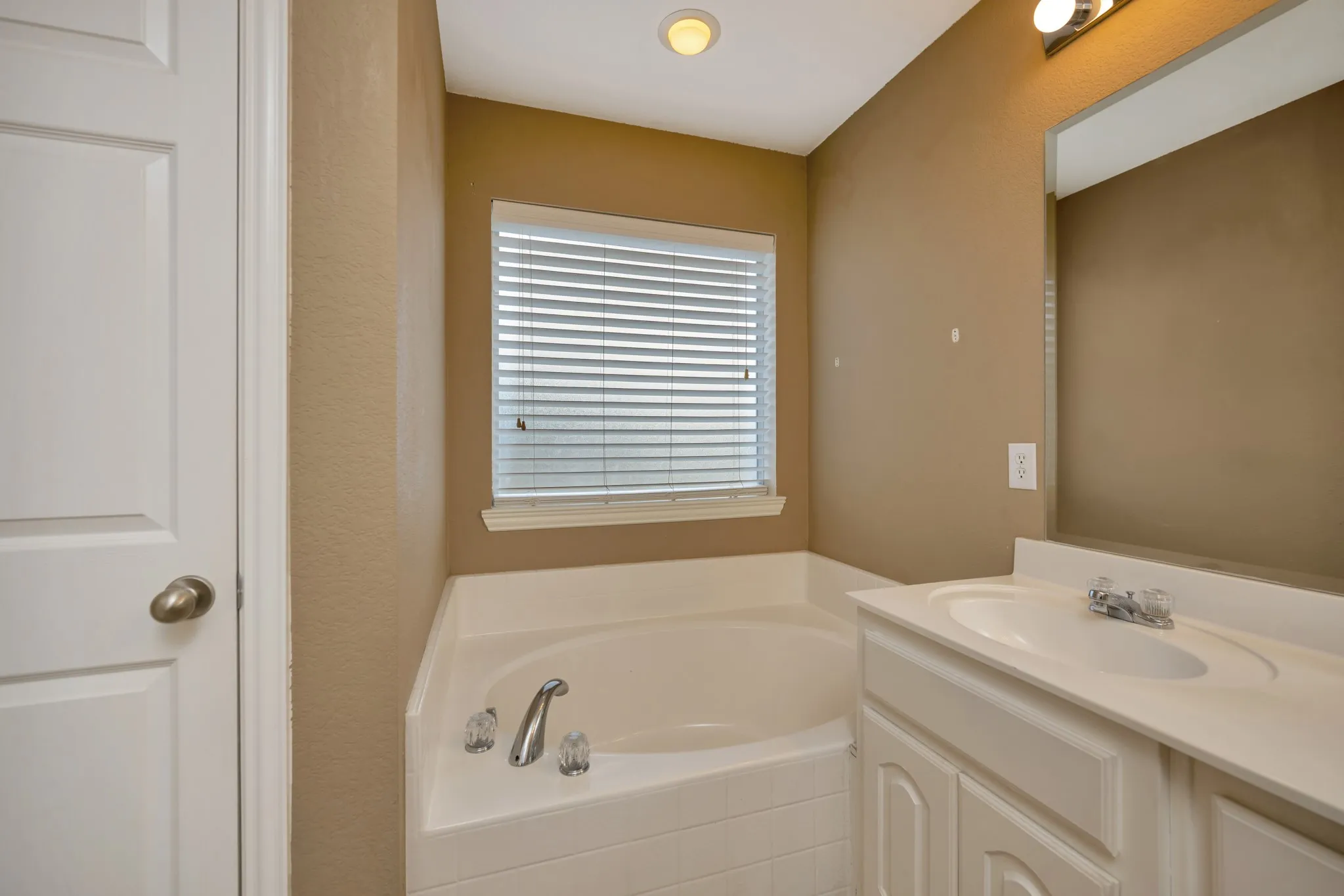 Single Family Residence For Sale in Tarrant County , 11501 Emory Trail, Fort Worth, Texas 76244, 3 Bedroom, 2 Bathroom, 2 Garage spaces, 1,757 Sqft, built in 2006, mls#21370731, Real Estate Agent in Fort Worth, Homes For Sale in Tarrant county, Homes For Sale in Fort Worth, Realtor in Fort Worth Texas, Real Estate Brokerage Independent Realty Texas, Luminita Cordes Realtor