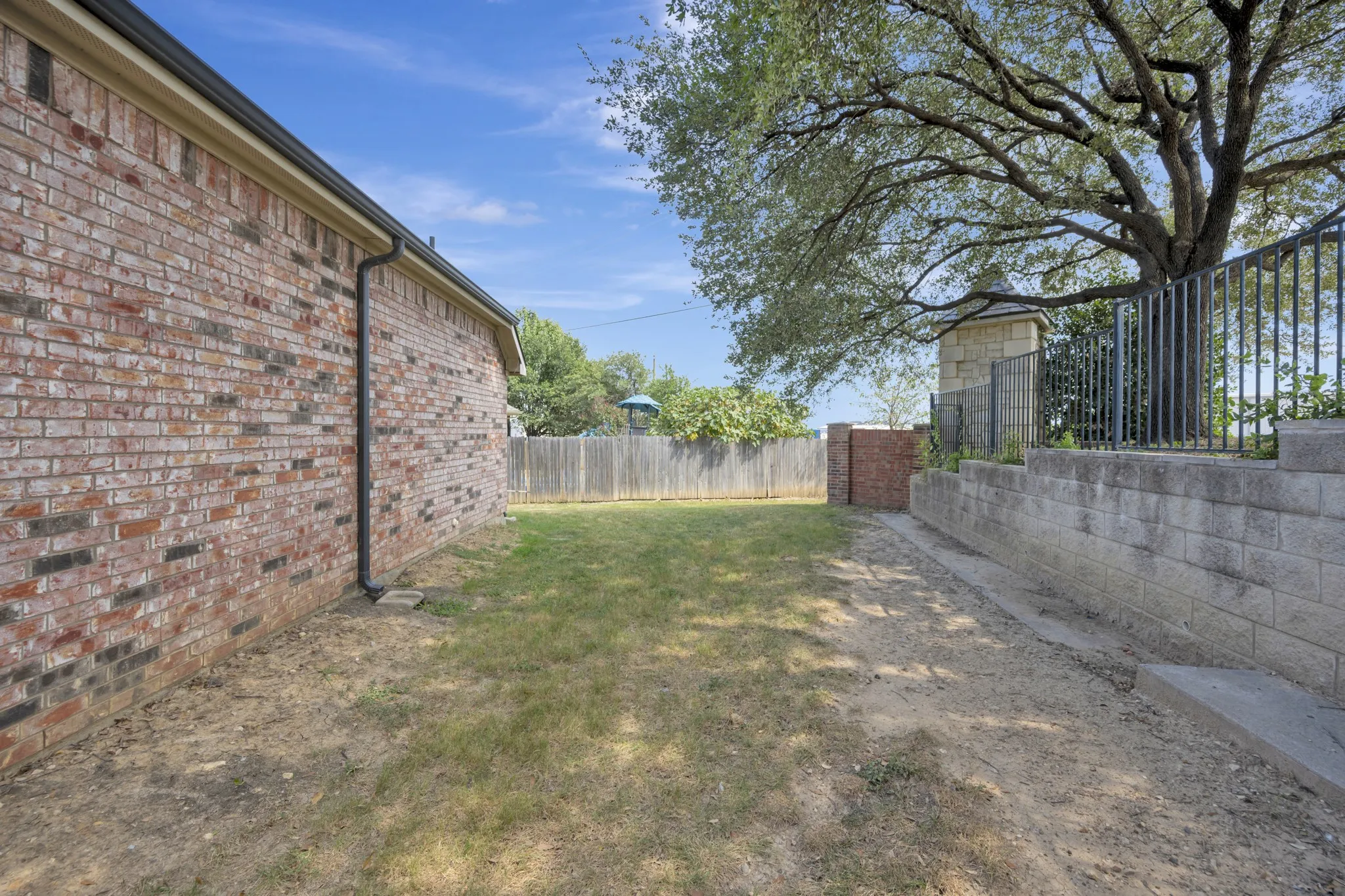 Single Family Residence For Sale in Tarrant County , 11501 Emory Trail, Fort Worth, Texas 76244, 3 Bedroom, 2 Bathroom, 2 Garage spaces, 1,757 Sqft, built in 2006, mls#21370731, Real Estate Agent in Fort Worth, Homes For Sale in Tarrant county, Homes For Sale in Fort Worth, Realtor in Fort Worth Texas, Real Estate Brokerage Independent Realty Texas, Luminita Cordes Realtor
