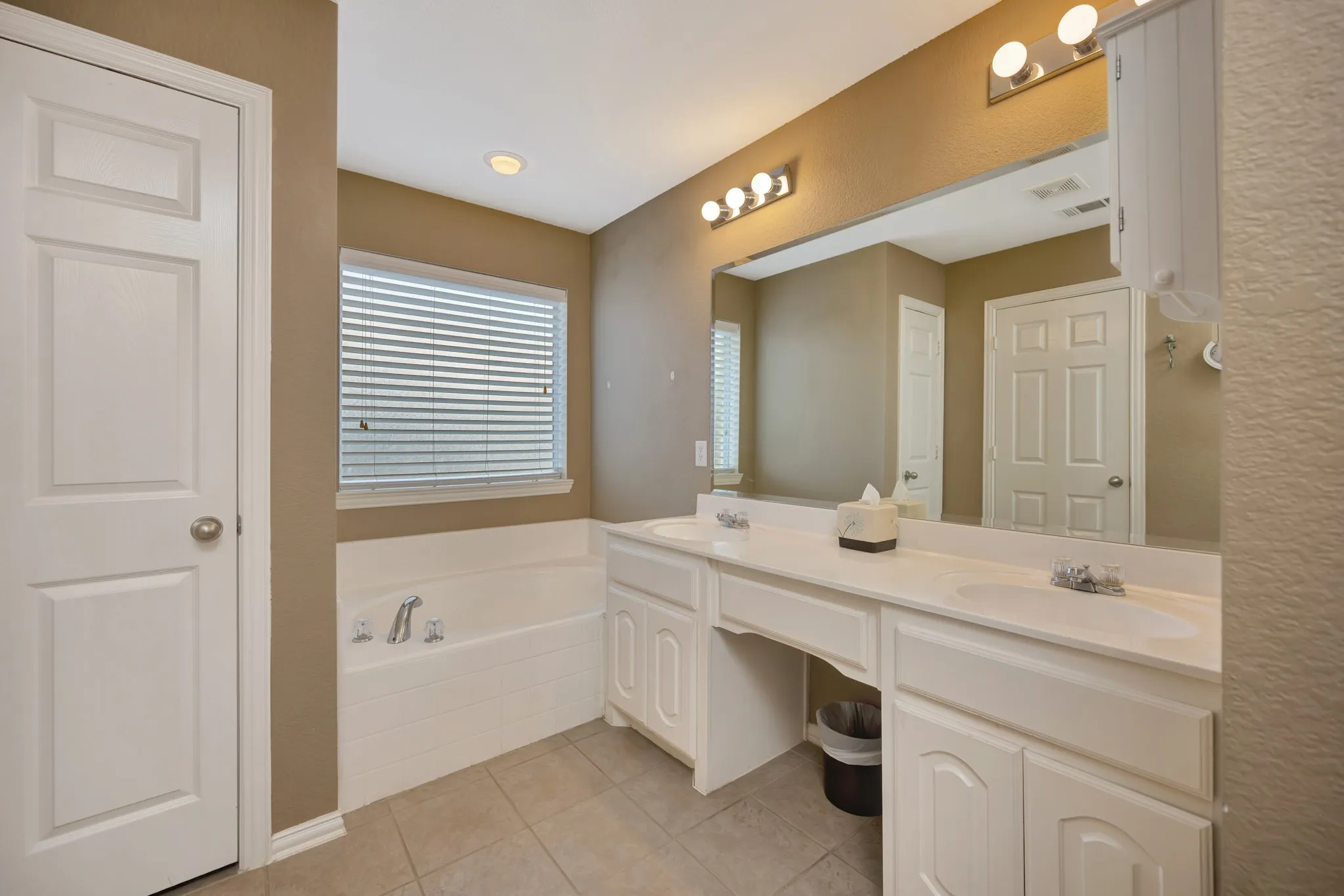 Single Family Residence For Sale in Tarrant County , 11501 Emory Trail, Fort Worth, Texas 76244, 3 Bedroom, 2 Bathroom, 2 Garage spaces, 1,757 Sqft, built in 2006, mls#21370731, Real Estate Agent in Fort Worth, Homes For Sale in Tarrant county, Homes For Sale in Fort Worth, Realtor in Fort Worth Texas, Real Estate Brokerage Independent Realty Texas, Luminita Cordes Realtor