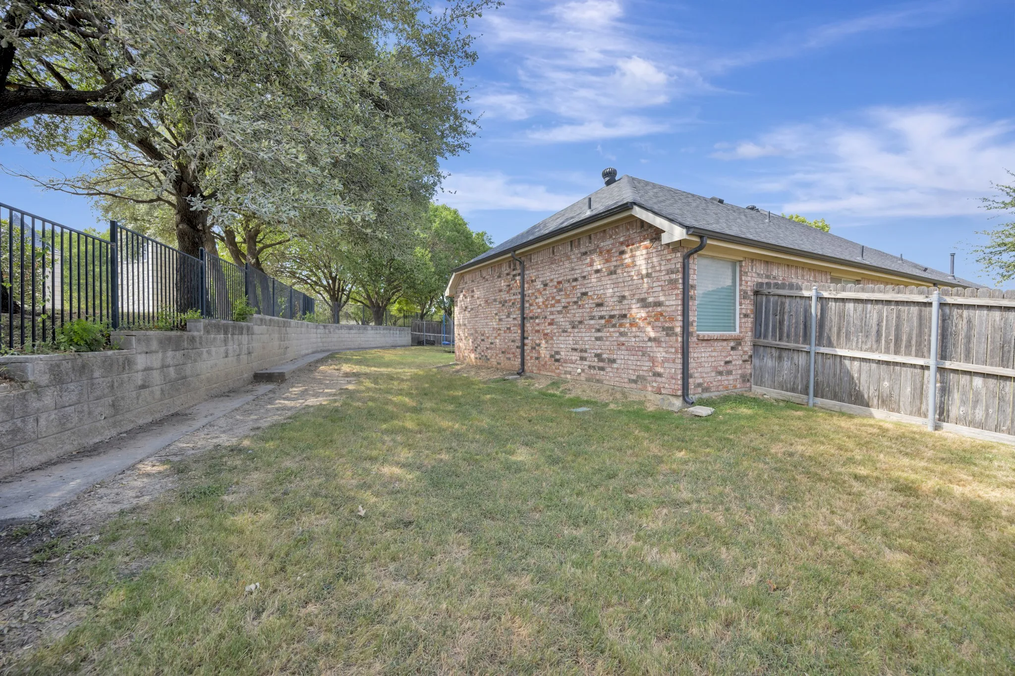 Single Family Residence For Sale in Tarrant County , 11501 Emory Trail, Fort Worth, Texas 76244, 3 Bedroom, 2 Bathroom, 2 Garage spaces, 1,757 Sqft, built in 2006, mls#21370731, Real Estate Agent in Fort Worth, Homes For Sale in Tarrant county, Homes For Sale in Fort Worth, Realtor in Fort Worth Texas, Real Estate Brokerage Independent Realty Texas, Luminita Cordes Realtor