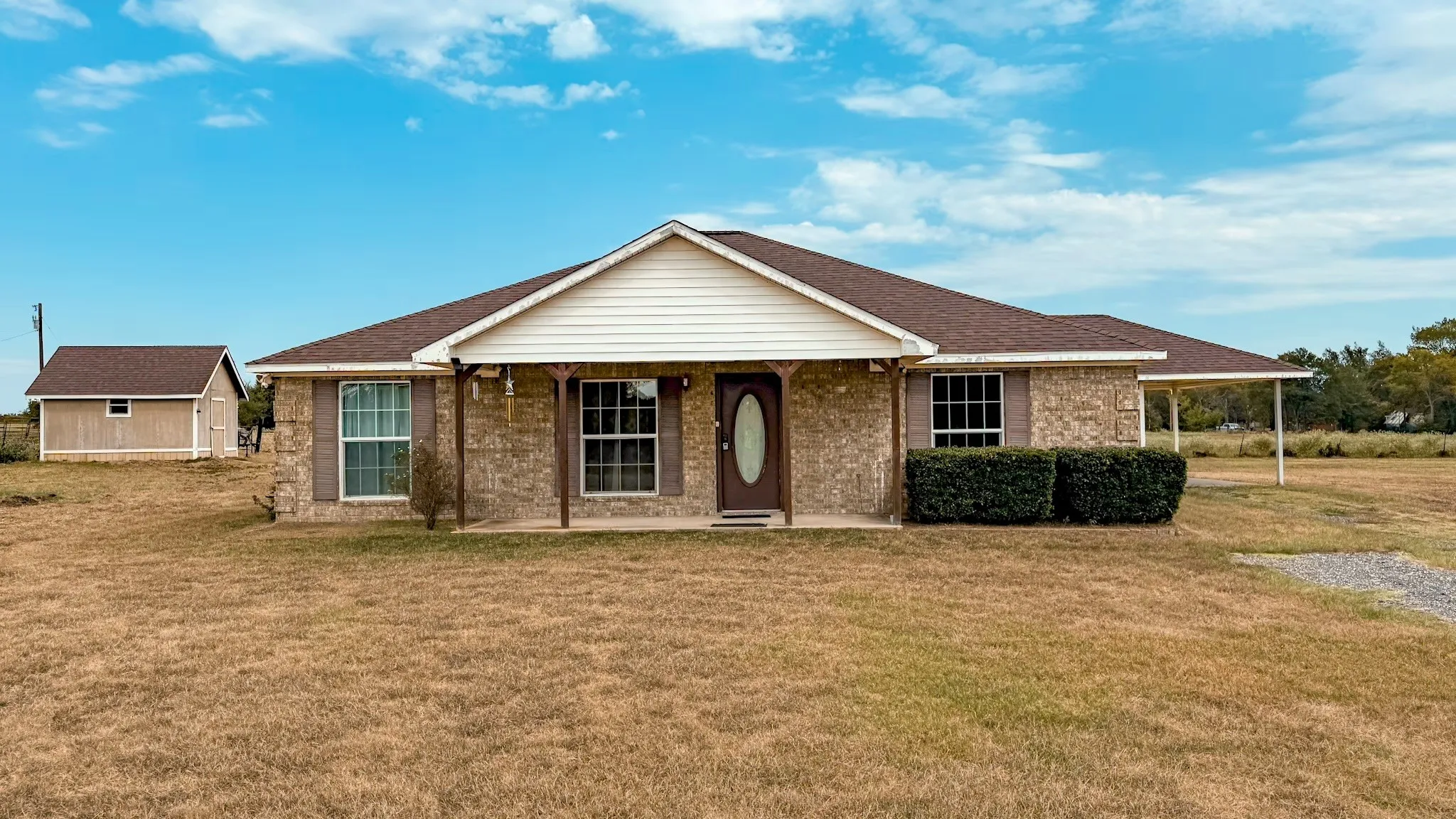 Single Family Residence For Sale in Henderson County , 11962 County Road 2918, Eustace, Texas 75124, 3 Bedroom, 2 Bathroom, Garage spaces, 1,638 Sqft, built in 2000, mls#21371291, Real Estate Agent in Eustace, Homes For Sale in Henderson county, Homes For Sale in Eustace, Realtor in Eustace Texas, Real Estate Brokerage Independent Realty Texas, Luminita Cordes Realtor