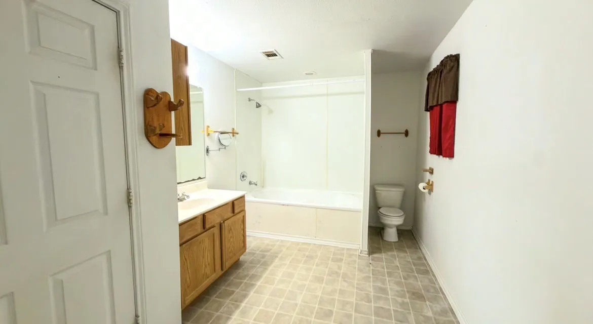 Single Family Residence For Sale in Henderson County , 11962 County Road 2918, Eustace, Texas 75124, 3 Bedroom, 2 Bathroom, Garage spaces, 1,638 Sqft, built in 2000, mls#21371291, Real Estate Agent in Eustace, Homes For Sale in Henderson county, Homes For Sale in Eustace, Realtor in Eustace Texas, Real Estate Brokerage Independent Realty Texas, Luminita Cordes Realtor