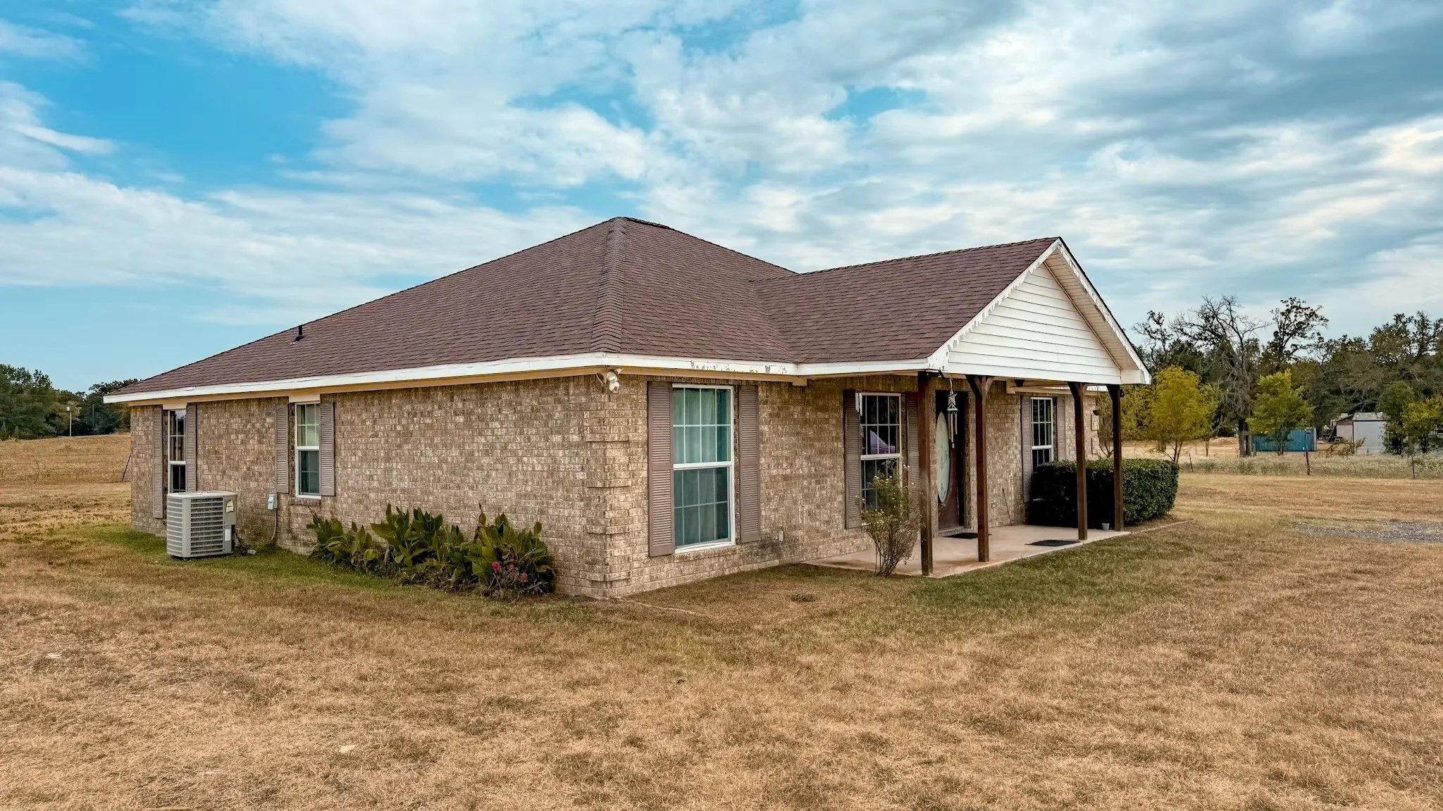 Single Family Residence For Sale in Henderson County , 11962 County Road 2918, Eustace, Texas 75124, 3 Bedroom, 2 Bathroom, Garage spaces, 1,638 Sqft, built in 2000, mls#21371291, Real Estate Agent in Eustace, Homes For Sale in Henderson county, Homes For Sale in Eustace, Realtor in Eustace Texas, Real Estate Brokerage Independent Realty Texas, Luminita Cordes Realtor
