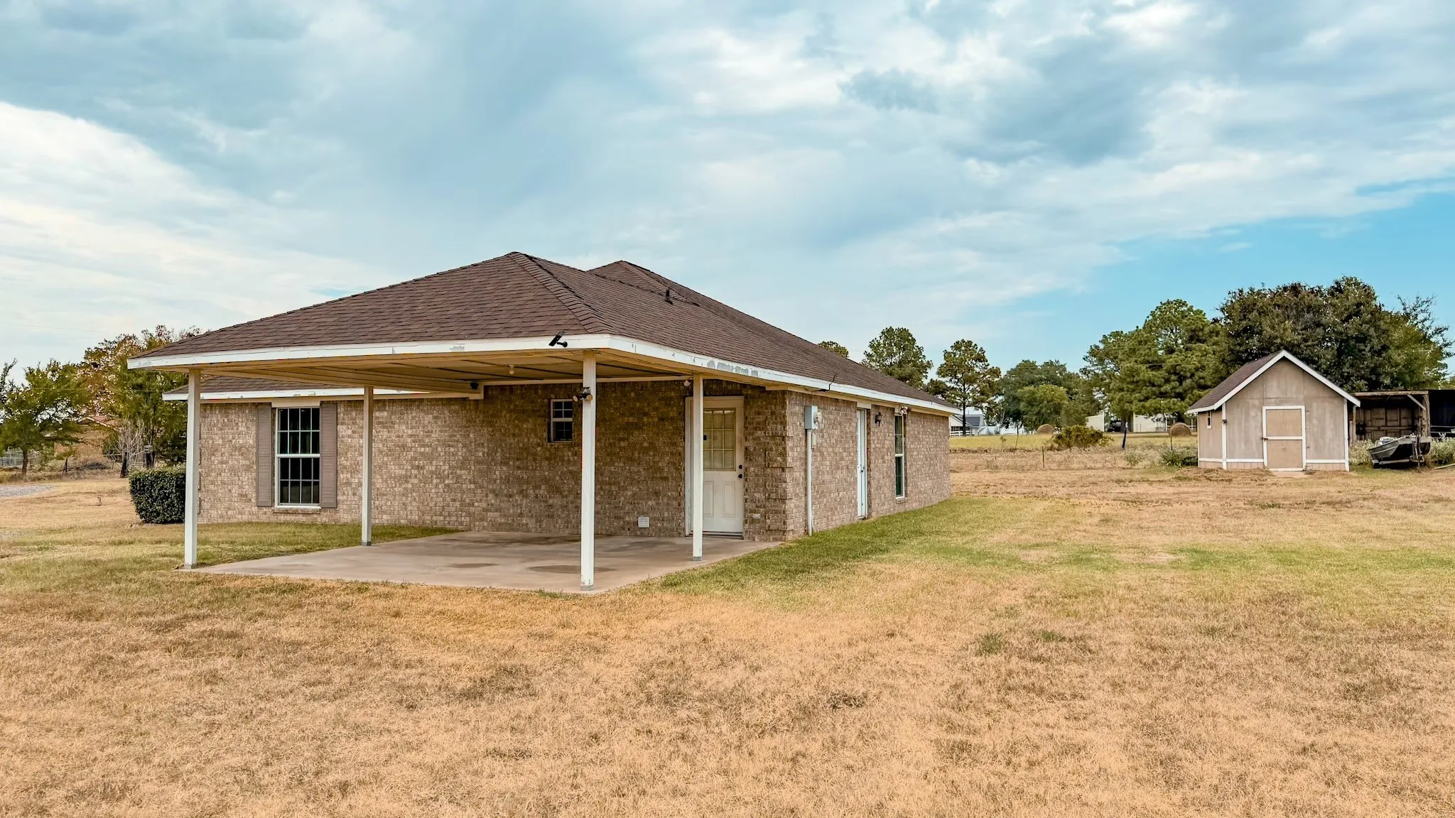 Single Family Residence For Sale in Henderson County , 11962 County Road 2918, Eustace, Texas 75124, 3 Bedroom, 2 Bathroom, Garage spaces, 1,638 Sqft, built in 2000, mls#21371291, Real Estate Agent in Eustace, Homes For Sale in Henderson county, Homes For Sale in Eustace, Realtor in Eustace Texas, Real Estate Brokerage Independent Realty Texas, Luminita Cordes Realtor