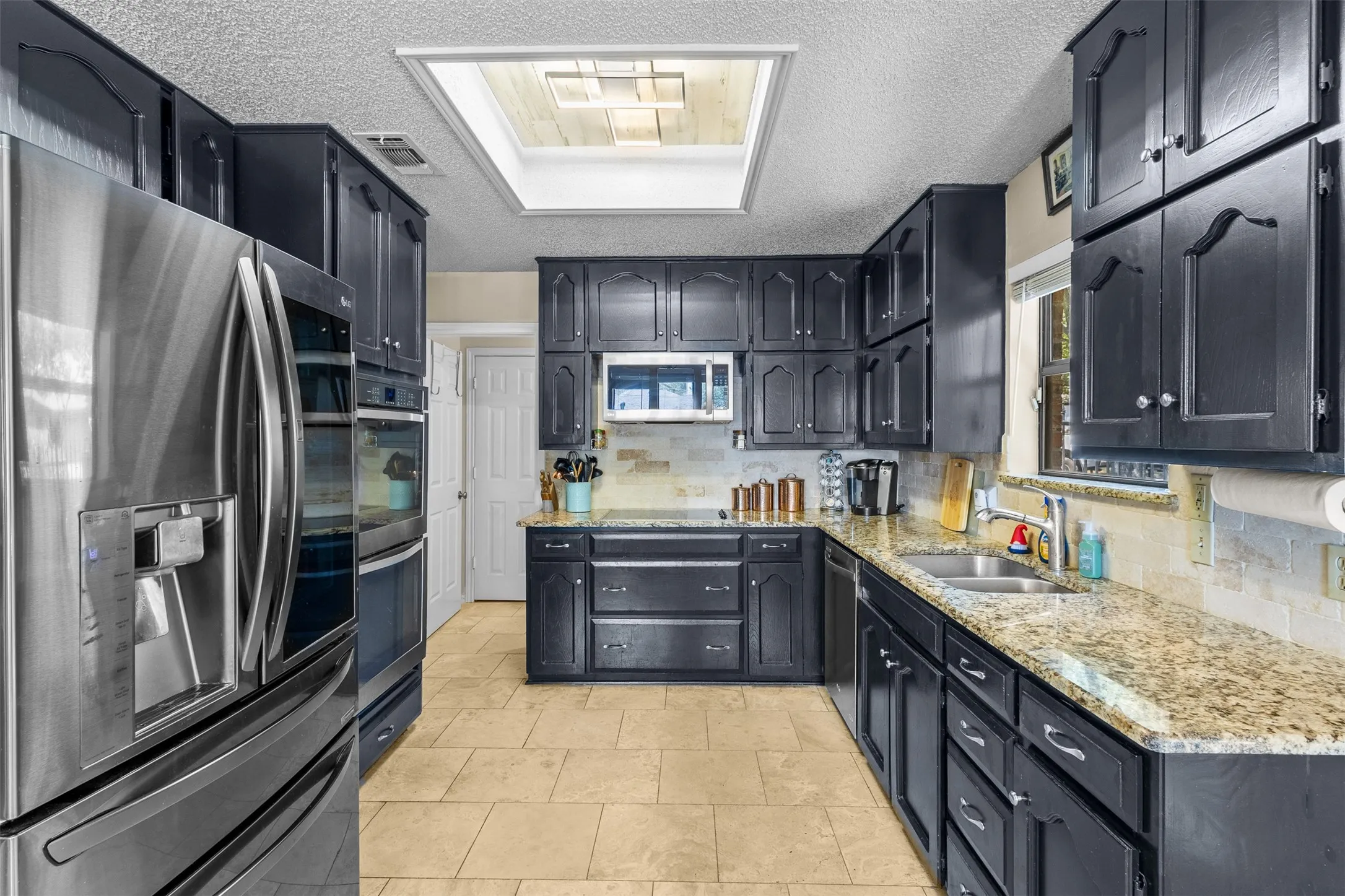 Single Family Residence For Sale in Tarrant County , 4219 Pleasant Oaks Court, Arlington, Texas 76016, 3 Bedroom, 2 Bathroom, 2 Garage spaces, 2,244 Sqft, built in 1980, mls#21364013, Real Estate Agent in Arlington, Homes For Sale in Tarrant county, Homes For Sale in Arlington, Realtor in Arlington Texas, Real Estate Brokerage Independent Realty Texas, Luminita Cordes Realtor