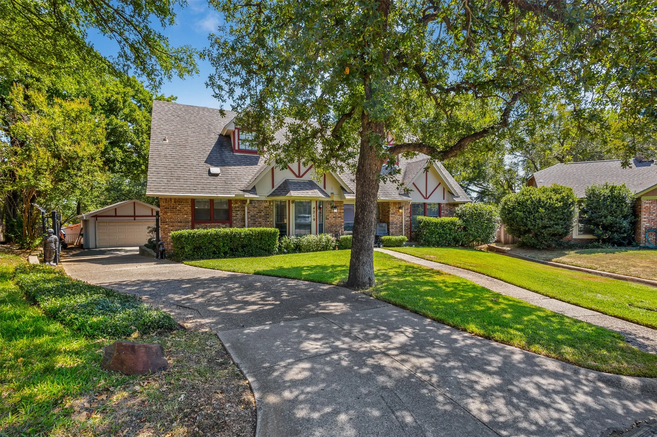 Single Family Residence For Sale in Tarrant County , 4219 Pleasant Oaks Court, Arlington, Texas 76016, 3 Bedroom, 2 Bathroom, 2 Garage spaces, 2,244 Sqft, built in 1980, mls#21364013, Real Estate Agent in Arlington, Homes For Sale in Tarrant county, Homes For Sale in Arlington, Realtor in Arlington Texas, Real Estate Brokerage Independent Realty Texas, Luminita Cordes Realtor