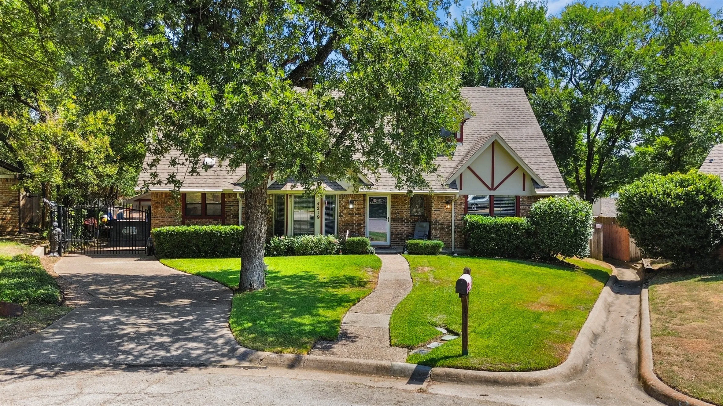 Single Family Residence For Sale in Tarrant County , 4219 Pleasant Oaks Court, Arlington, Texas 76016, 3 Bedroom, 2 Bathroom, 2 Garage spaces, 2,244 Sqft, built in 1980, mls#21364013, Real Estate Agent in Arlington, Homes For Sale in Tarrant county, Homes For Sale in Arlington, Realtor in Arlington Texas, Real Estate Brokerage Independent Realty Texas, Luminita Cordes Realtor
