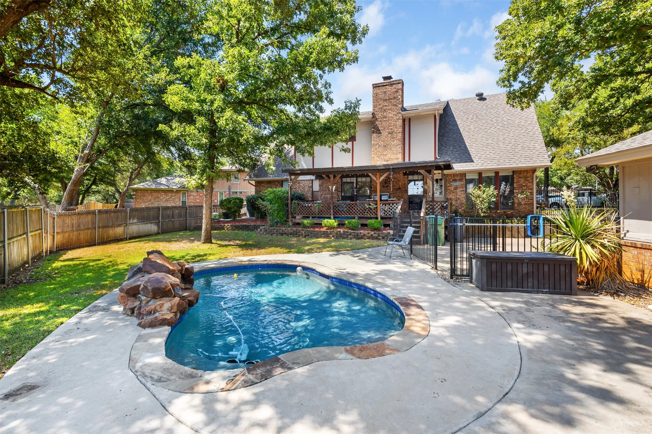 Single Family Residence For Sale in Tarrant County , 4219 Pleasant Oaks Court, Arlington, Texas 76016, 3 Bedroom, 2 Bathroom, 2 Garage spaces, 2,244 Sqft, built in 1980, mls#21364013, Real Estate Agent in Arlington, Homes For Sale in Tarrant county, Homes For Sale in Arlington, Realtor in Arlington Texas, Real Estate Brokerage Independent Realty Texas, Luminita Cordes Realtor