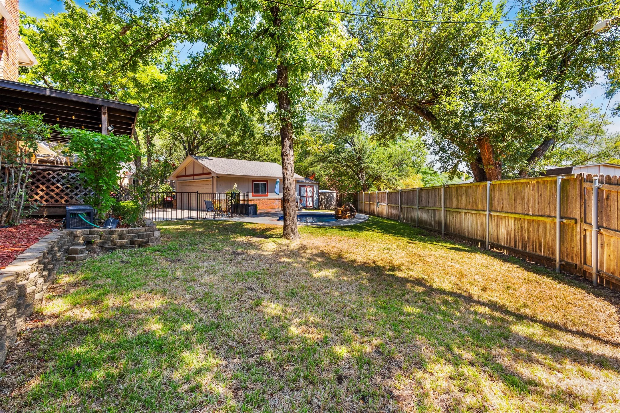 Single Family Residence For Sale in Tarrant County , 4219 Pleasant Oaks Court, Arlington, Texas 76016, 3 Bedroom, 2 Bathroom, 2 Garage spaces, 2,244 Sqft, built in 1980, mls#21364013, Real Estate Agent in Arlington, Homes For Sale in Tarrant county, Homes For Sale in Arlington, Realtor in Arlington Texas, Real Estate Brokerage Independent Realty Texas, Luminita Cordes Realtor