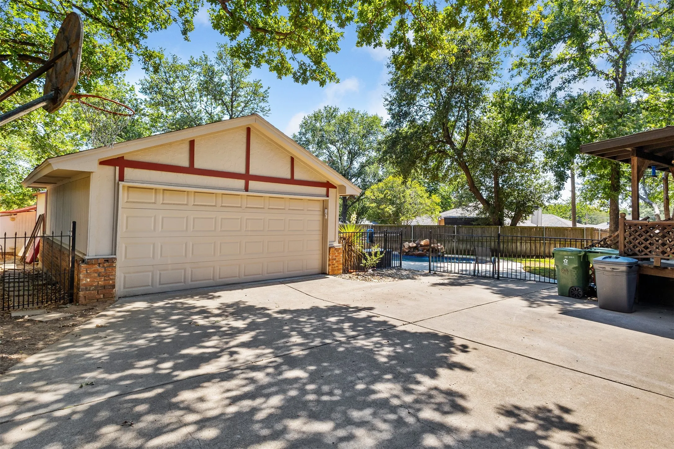 Single Family Residence For Sale in Tarrant County , 4219 Pleasant Oaks Court, Arlington, Texas 76016, 3 Bedroom, 2 Bathroom, 2 Garage spaces, 2,244 Sqft, built in 1980, mls#21364013, Real Estate Agent in Arlington, Homes For Sale in Tarrant county, Homes For Sale in Arlington, Realtor in Arlington Texas, Real Estate Brokerage Independent Realty Texas, Luminita Cordes Realtor