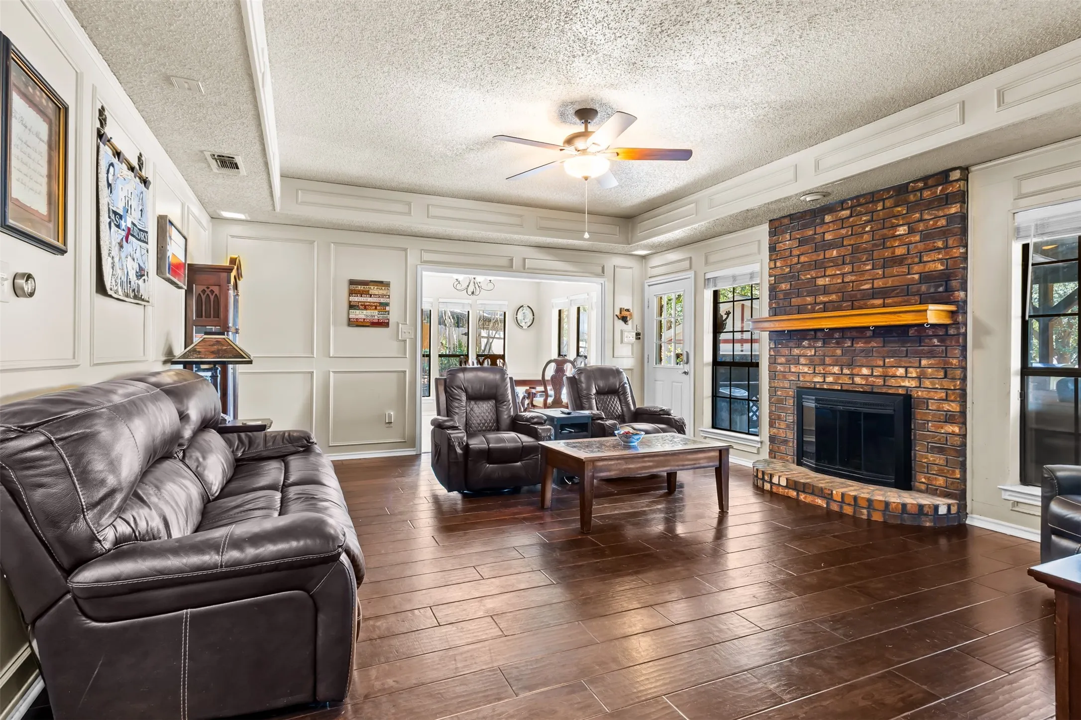 Single Family Residence For Sale in Tarrant County , 4219 Pleasant Oaks Court, Arlington, Texas 76016, 3 Bedroom, 2 Bathroom, 2 Garage spaces, 2,244 Sqft, built in 1980, mls#21364013, Real Estate Agent in Arlington, Homes For Sale in Tarrant county, Homes For Sale in Arlington, Realtor in Arlington Texas, Real Estate Brokerage Independent Realty Texas, Luminita Cordes Realtor