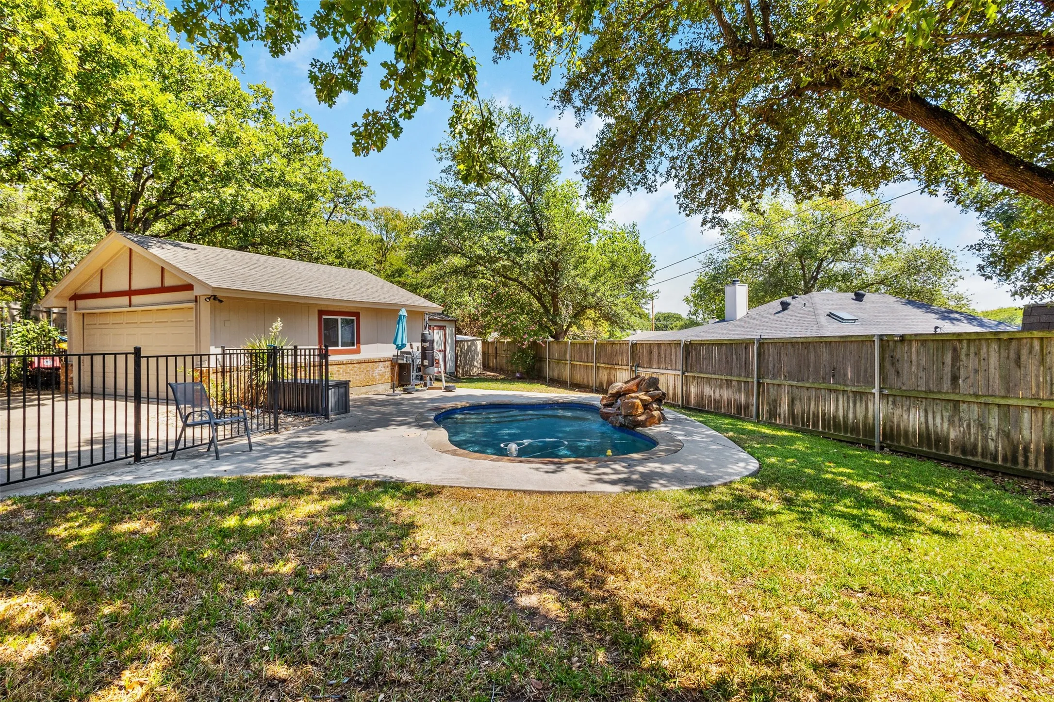 Single Family Residence For Sale in Tarrant County , 4219 Pleasant Oaks Court, Arlington, Texas 76016, 3 Bedroom, 2 Bathroom, 2 Garage spaces, 2,244 Sqft, built in 1980, mls#21364013, Real Estate Agent in Arlington, Homes For Sale in Tarrant county, Homes For Sale in Arlington, Realtor in Arlington Texas, Real Estate Brokerage Independent Realty Texas, Luminita Cordes Realtor