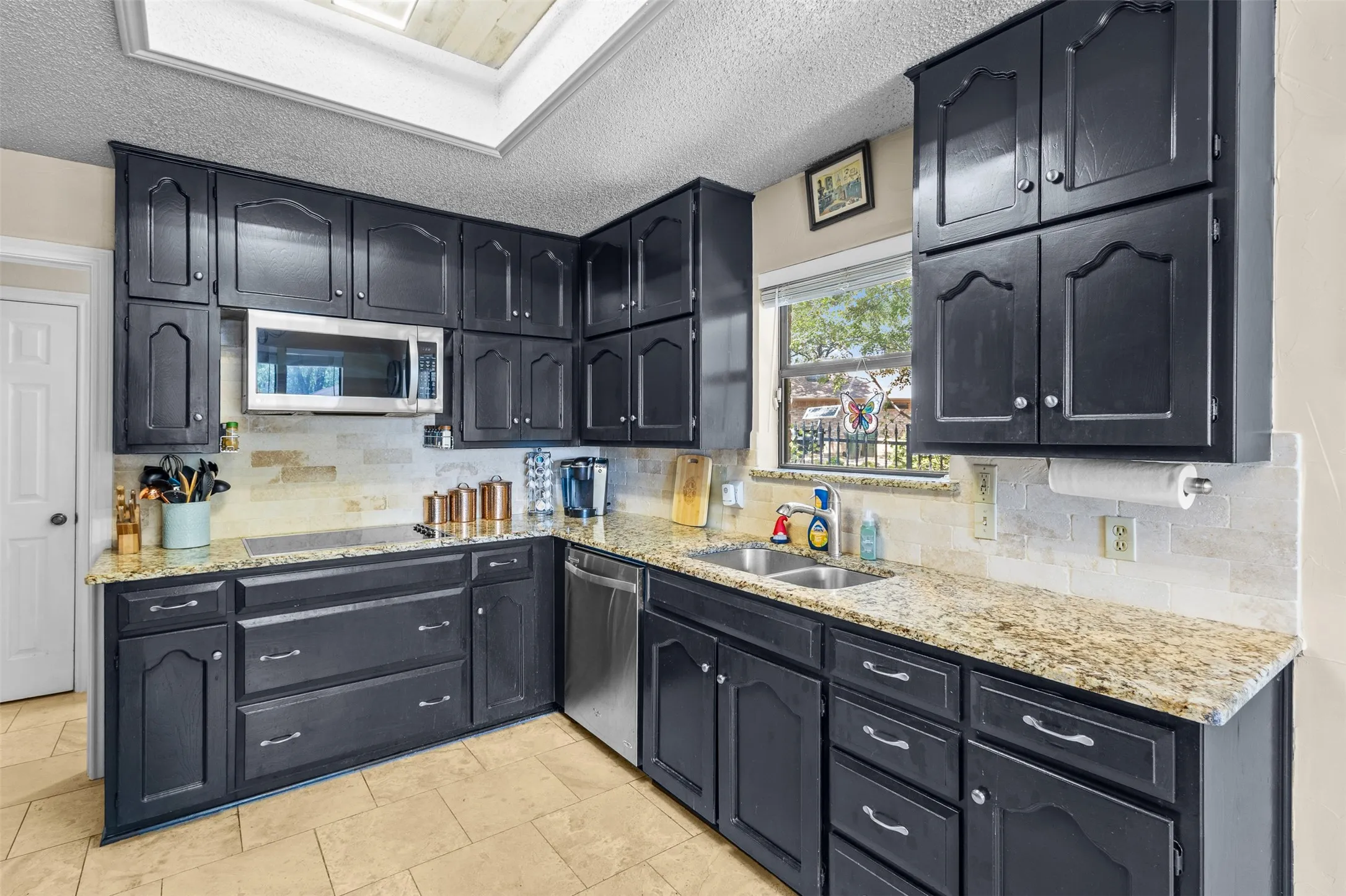 Single Family Residence For Sale in Tarrant County , 4219 Pleasant Oaks Court, Arlington, Texas 76016, 3 Bedroom, 2 Bathroom, 2 Garage spaces, 2,244 Sqft, built in 1980, mls#21364013, Real Estate Agent in Arlington, Homes For Sale in Tarrant county, Homes For Sale in Arlington, Realtor in Arlington Texas, Real Estate Brokerage Independent Realty Texas, Luminita Cordes Realtor