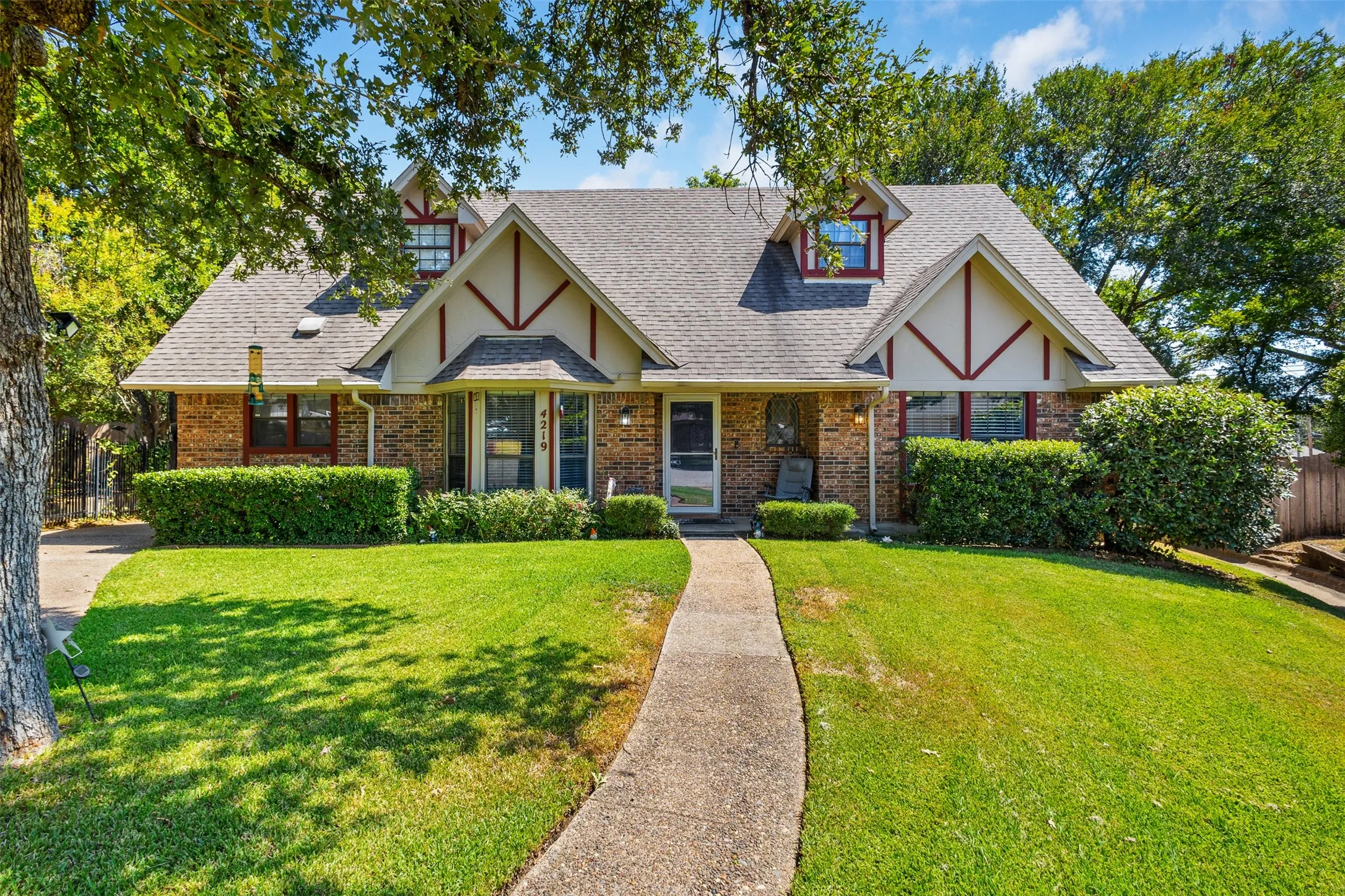 Single Family Residence For Sale in Tarrant County , 4219 Pleasant Oaks Court, Arlington, Texas 76016, 3 Bedroom, 2 Bathroom, 2 Garage spaces, 2,244 Sqft, built in 1980, mls#21364013, Real Estate Agent in Arlington, Homes For Sale in Tarrant county, Homes For Sale in Arlington, Realtor in Arlington Texas, Real Estate Brokerage Independent Realty Texas, Luminita Cordes Realtor
