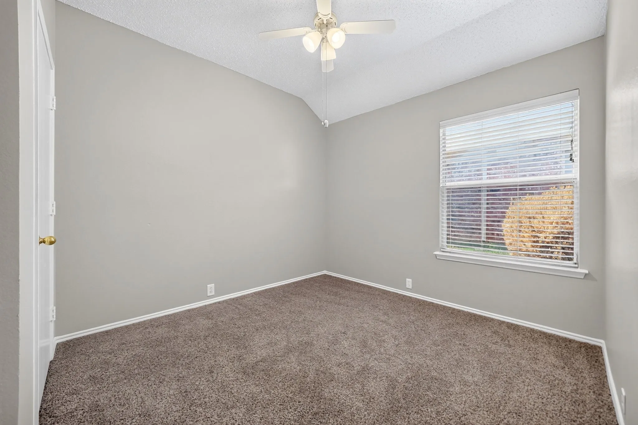 Single Family Residence For Sale in Tarrant County , 306 Branch Bend, Euless, Texas 76039, 3 Bedroom, 2 Bathroom, 2 Garage spaces, 1,415 Sqft, built in 1994, mls#21370764, Real Estate Agent in Euless, Homes For Sale in Tarrant county, Homes For Sale in Euless, Realtor in Euless Texas, Real Estate Brokerage Independent Realty Texas, Luminita Cordes Realtor
