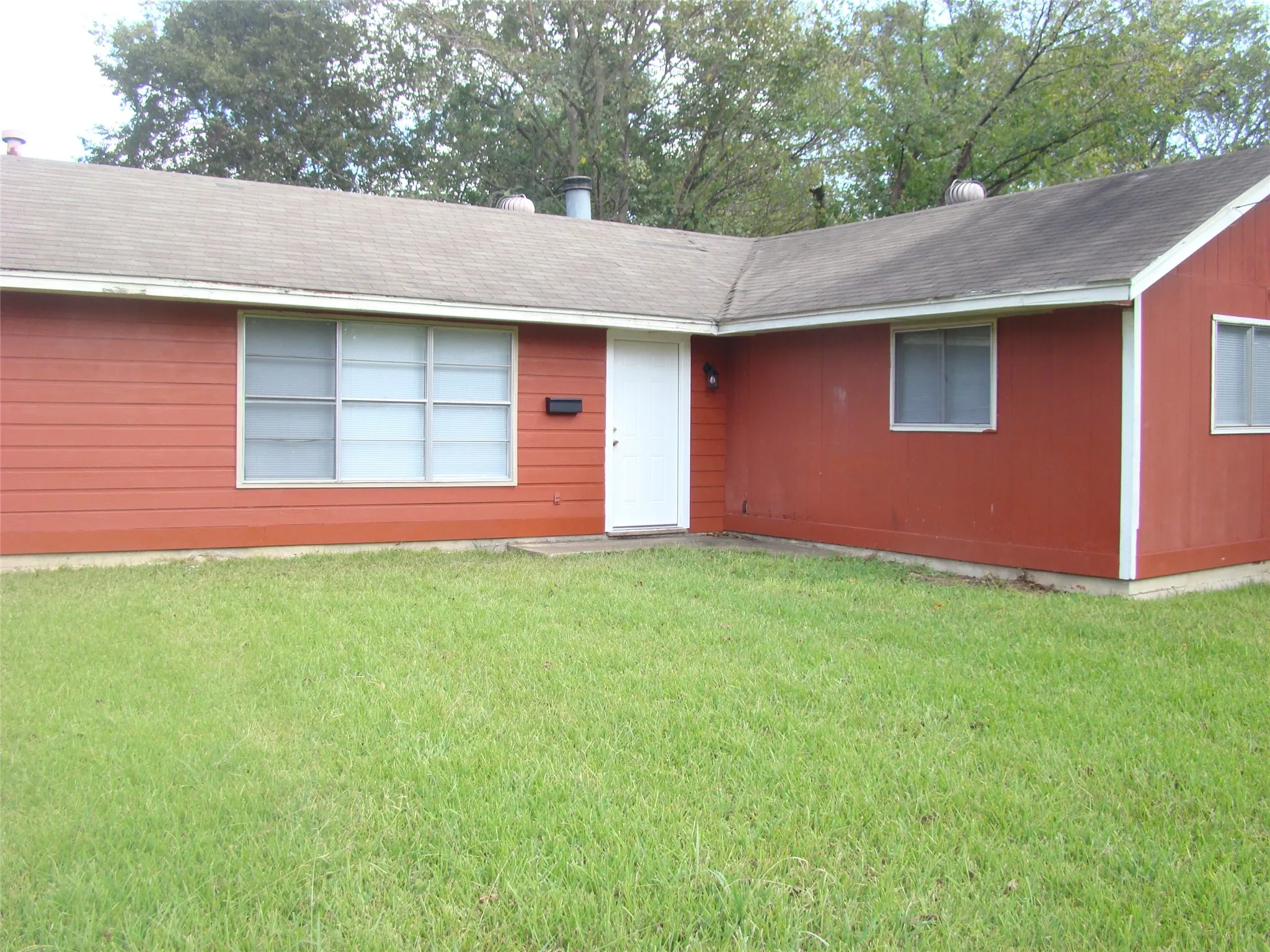 Single Family Residence For Rent in Ellis County , 1506 N Preston Street, Ennis, Texas 75119, 2 Bedroom, 1 Bathroom, Garage spaces, 885 Sqft, built in 1982, mls#21371376, Real Estate Agent in Ennis, Homes For Rent in Ellis county, Homes For Rent in Ennis, Realtor in Ennis Texas, Real Estate Brokerage Independent Realty Texas, Luminita Cordes Realtor