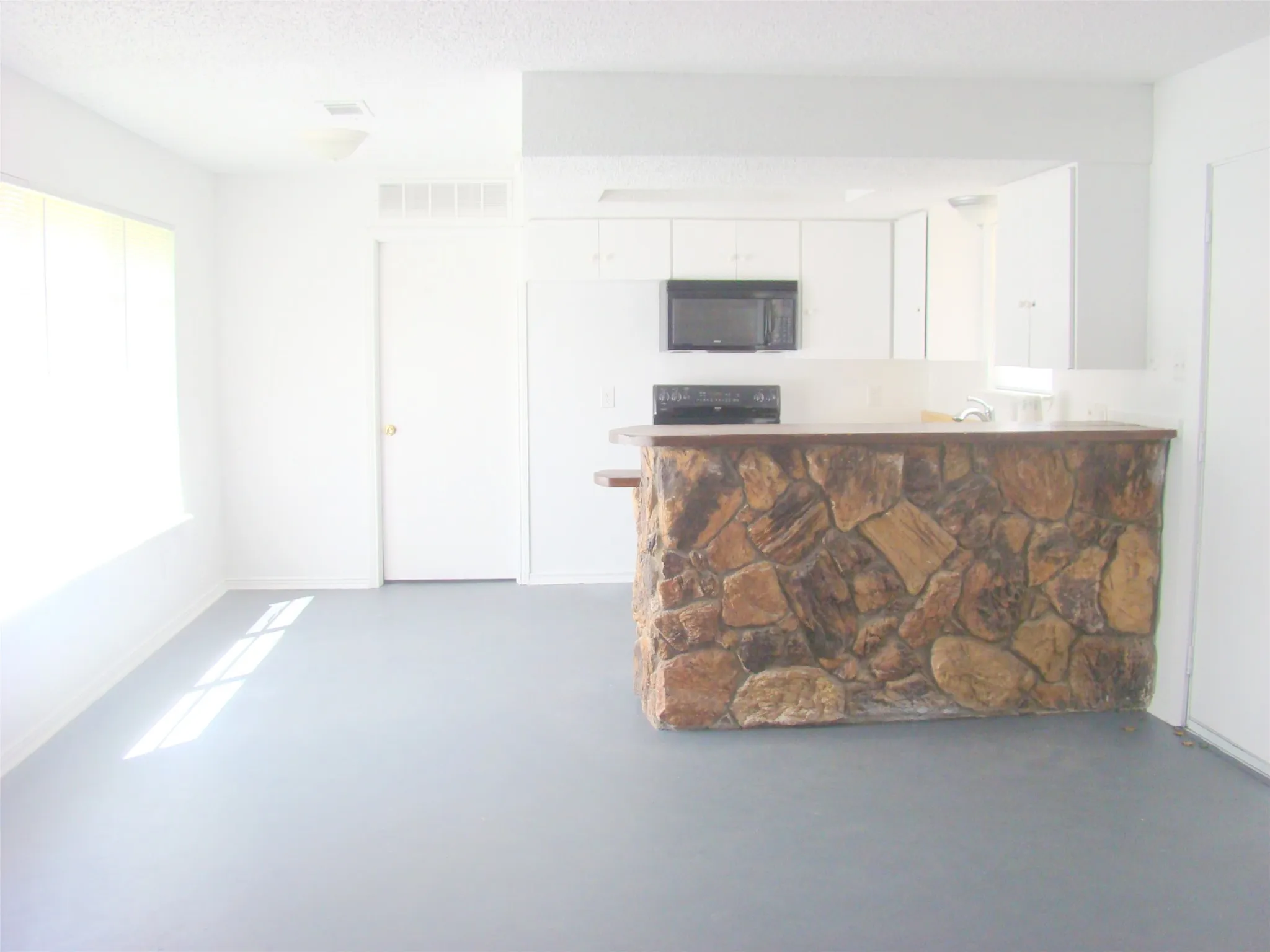 Single Family Residence For Rent in Ellis County , 1506 N Preston Street, Ennis, Texas 75119, 2 Bedroom, 1 Bathroom, Garage spaces, 885 Sqft, built in 1982, mls#21371376, Real Estate Agent in Ennis, Homes For Rent in Ellis county, Homes For Rent in Ennis, Realtor in Ennis Texas, Real Estate Brokerage Independent Realty Texas, Luminita Cordes Realtor