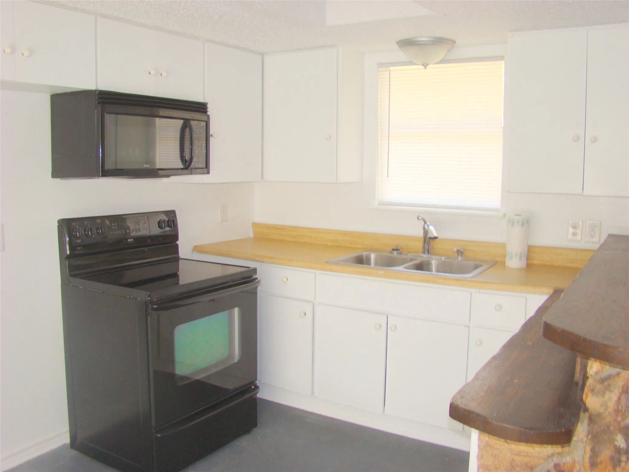 Single Family Residence For Rent in Ellis County , 1506 N Preston Street, Ennis, Texas 75119, 2 Bedroom, 1 Bathroom, Garage spaces, 885 Sqft, built in 1982, mls#21371376, Real Estate Agent in Ennis, Homes For Rent in Ellis county, Homes For Rent in Ennis, Realtor in Ennis Texas, Real Estate Brokerage Independent Realty Texas, Luminita Cordes Realtor