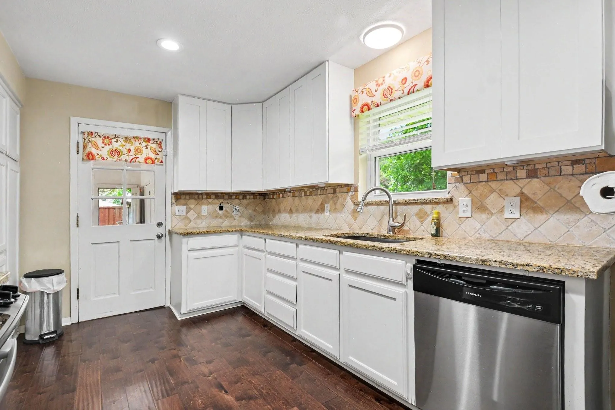 Single Family Residence For Sale in Dallas County , 1114 Glouchester Drive, Garland, Texas 75040, 3 Bedroom, 2 Bathroom, 2 Garage spaces, 1,650 Sqft, built in 1965, mls#21371379, Real Estate Agent in Garland, Homes For Sale in Dallas county, Homes For Sale in Garland, Realtor in Garland Texas, Real Estate Brokerage Independent Realty Texas, Luminita Cordes Realtor
