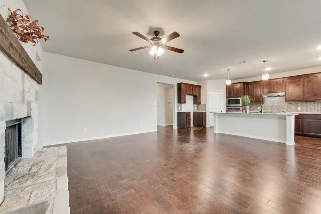 Single Family Residence For Sale in Parker County , 6016 Ember Crest Drive, Weatherford, Texas 76085, 4 Bedroom, 2 Bathroom, 2 Garage spaces, 2,229 Sqft, built in 2021, mls#21371272, Real Estate Agent in Weatherford, Homes For Sale in Parker county, Homes For Sale in Weatherford, Realtor in Weatherford Texas, Real Estate Brokerage Independent Realty Texas, Luminita Cordes Realtor