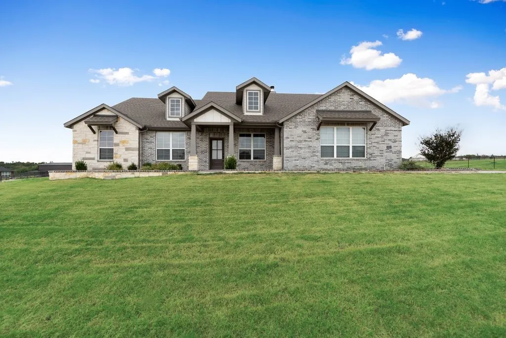 Single Family Residence For Sale in Parker County , 6016 Ember Crest Drive, Weatherford, Texas 76085, 4 Bedroom, 2 Bathroom, 2 Garage spaces, 2,229 Sqft, built in 2021, mls#21371272, Real Estate Agent in Weatherford, Homes For Sale in Parker county, Homes For Sale in Weatherford, Realtor in Weatherford Texas, Real Estate Brokerage Independent Realty Texas, Luminita Cordes Realtor
