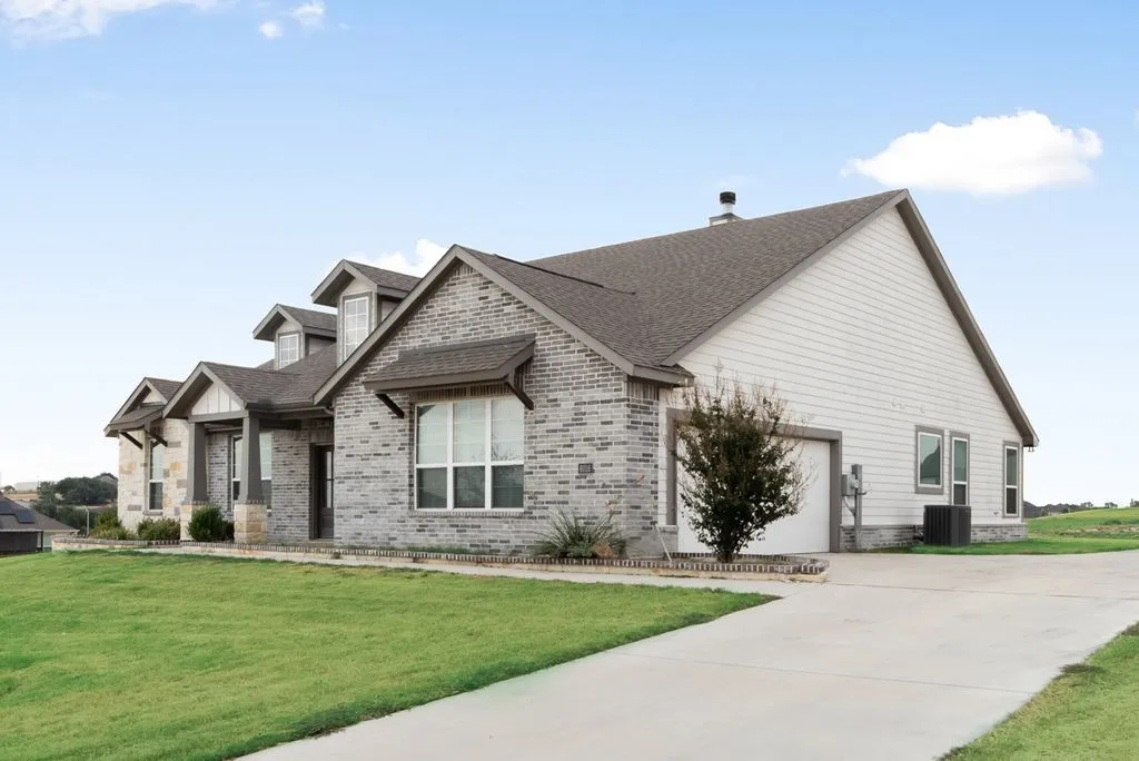 Single Family Residence For Sale in Parker County , 6016 Ember Crest Drive, Weatherford, Texas 76085, 4 Bedroom, 2 Bathroom, 2 Garage spaces, 2,229 Sqft, built in 2021, mls#21371272, Real Estate Agent in Weatherford, Homes For Sale in Parker county, Homes For Sale in Weatherford, Realtor in Weatherford Texas, Real Estate Brokerage Independent Realty Texas, Luminita Cordes Realtor