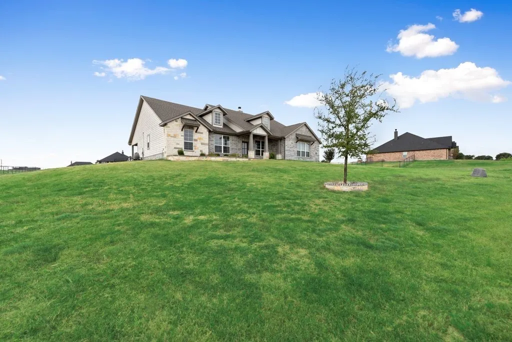 Single Family Residence For Sale in Parker County , 6016 Ember Crest Drive, Weatherford, Texas 76085, 4 Bedroom, 2 Bathroom, 2 Garage spaces, 2,229 Sqft, built in 2021, mls#21371272, Real Estate Agent in Weatherford, Homes For Sale in Parker county, Homes For Sale in Weatherford, Realtor in Weatherford Texas, Real Estate Brokerage Independent Realty Texas, Luminita Cordes Realtor
