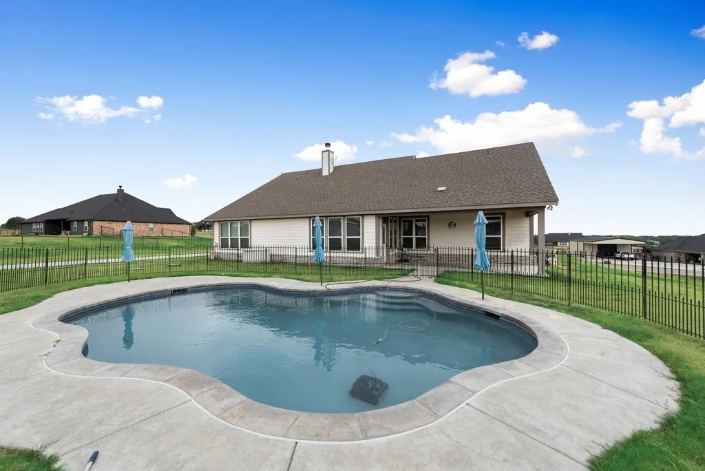 Single Family Residence For Sale in Parker County , 6016 Ember Crest Drive, Weatherford, Texas 76085, 4 Bedroom, 2 Bathroom, 2 Garage spaces, 2,229 Sqft, built in 2021, mls#21371272, Real Estate Agent in Weatherford, Homes For Sale in Parker county, Homes For Sale in Weatherford, Realtor in Weatherford Texas, Real Estate Brokerage Independent Realty Texas, Luminita Cordes Realtor