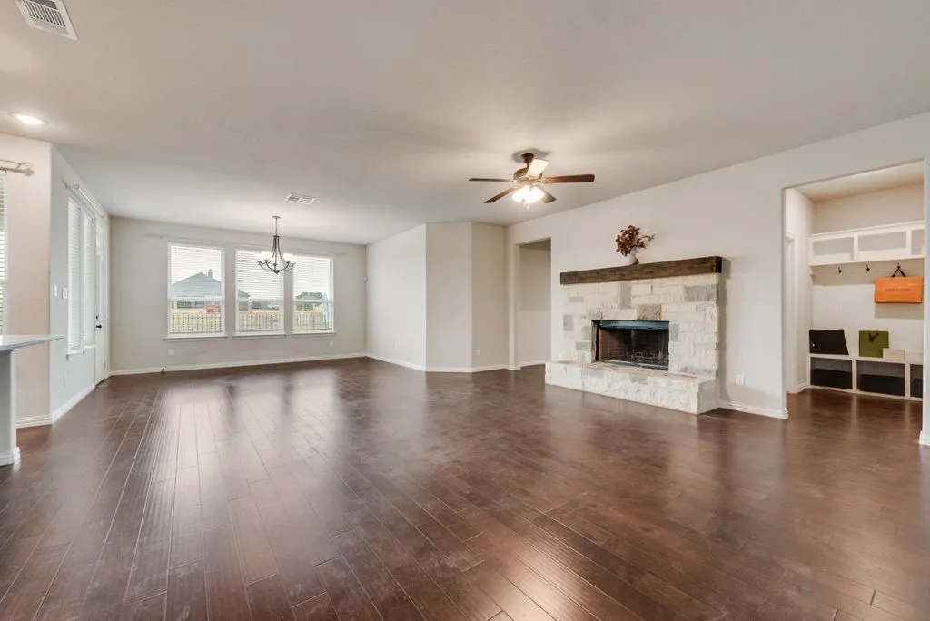 Single Family Residence For Sale in Parker County , 6016 Ember Crest Drive, Weatherford, Texas 76085, 4 Bedroom, 2 Bathroom, 2 Garage spaces, 2,229 Sqft, built in 2021, mls#21371272, Real Estate Agent in Weatherford, Homes For Sale in Parker county, Homes For Sale in Weatherford, Realtor in Weatherford Texas, Real Estate Brokerage Independent Realty Texas, Luminita Cordes Realtor