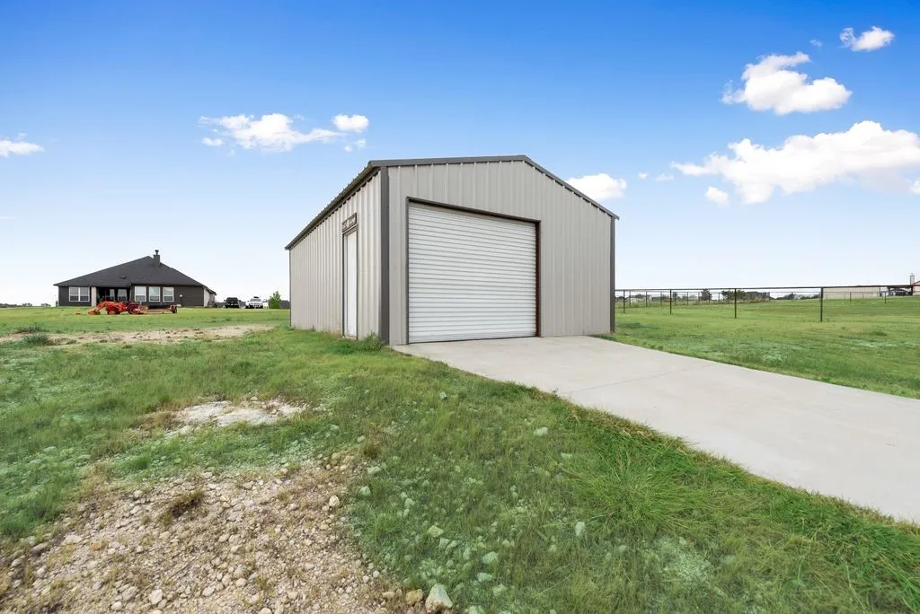 Single Family Residence For Sale in Parker County , 6016 Ember Crest Drive, Weatherford, Texas 76085, 4 Bedroom, 2 Bathroom, 2 Garage spaces, 2,229 Sqft, built in 2021, mls#21371272, Real Estate Agent in Weatherford, Homes For Sale in Parker county, Homes For Sale in Weatherford, Realtor in Weatherford Texas, Real Estate Brokerage Independent Realty Texas, Luminita Cordes Realtor